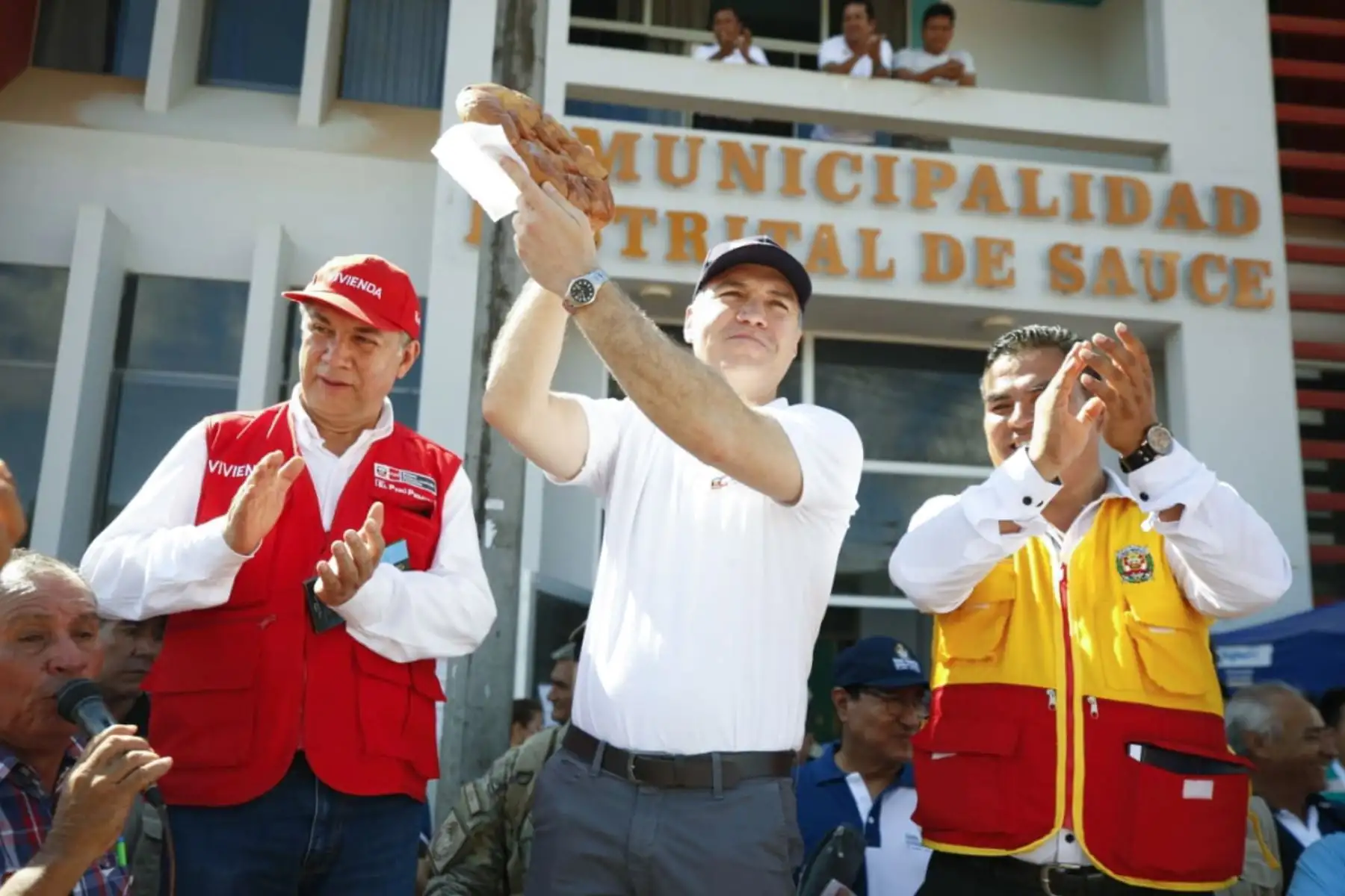 El primer ministro, Salvador del Solar, acompañado de las ministras del Ambiente, Lucía Ruiz; de Cultura, Ulla Holmquist: y el ministro de Vivienda, Miguel Estrada, supervisa y hace entrega de módulos de vivienda a familias damnificadas del distrito de el Sauce, en la región San Martín, cuyo armado está a cargo del Ejercito del Perú. Foto: ANDINA/PCM