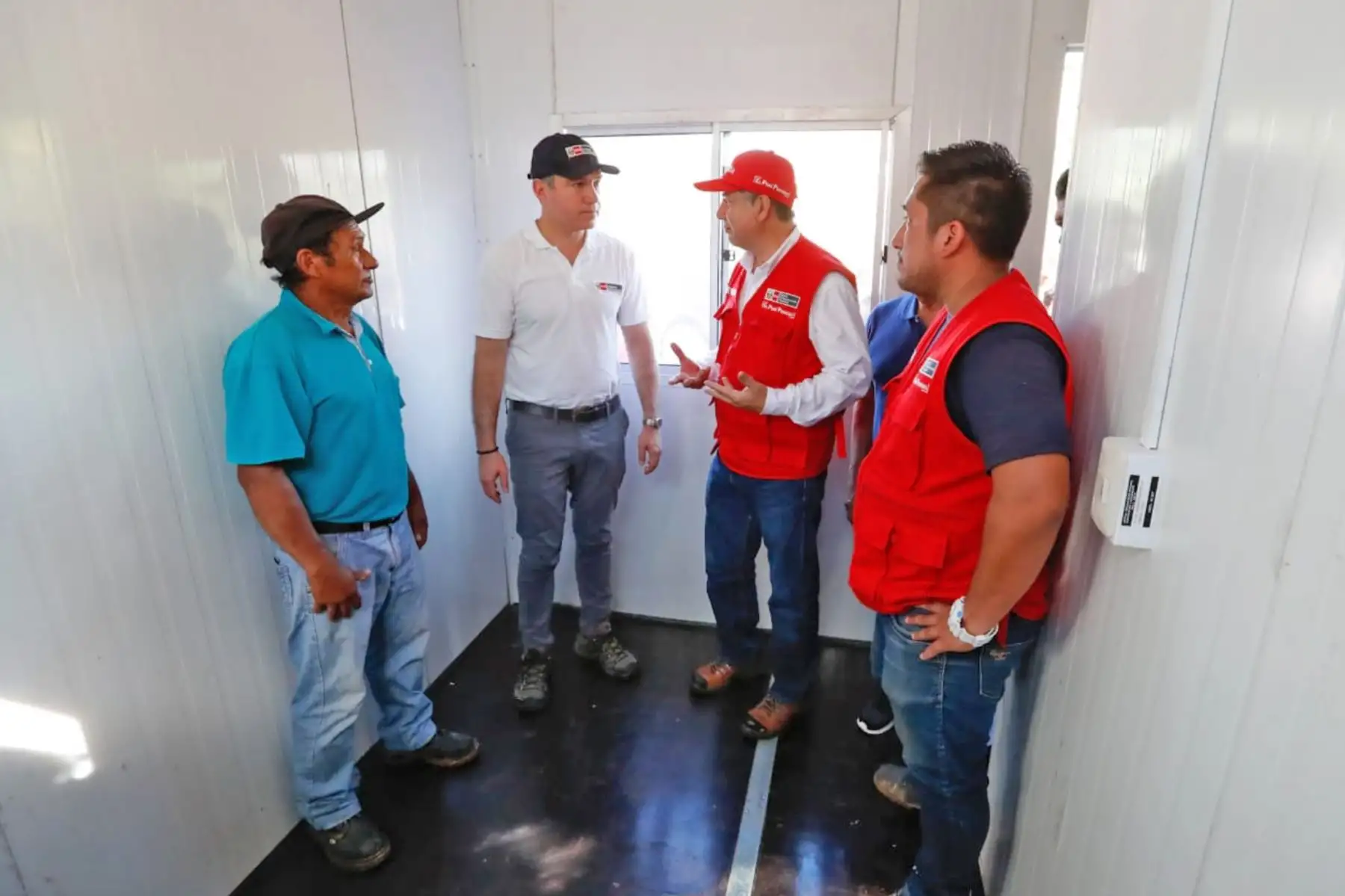 El primer ministro, Salvador del Solar, acompañado de las ministras del Ambiente, Lucía Ruiz; de Cultura, Ulla Holmquist, Producción, Rocio Barrios Alvarado y el ministro de Vivienda, Miguel Estrada, supervisa y hace entrega de módulos de vivienda a familias damnificadas del distrito de el Sauce, en la región San Martín, cuyo armado está a cargo del Ejercito del Perú. Foto: ANDINA/PCM
