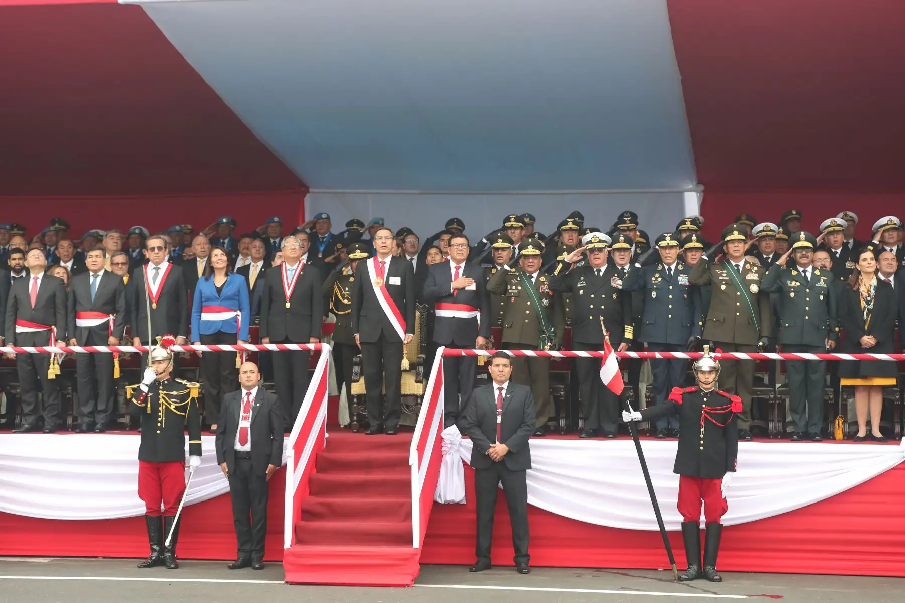 El presidente de la República, Martín Vizcarra, asiste a la ceremonia por el 139 Aniversario de la Batalla de Arica y Renovación del Juramento de Fidelidad a la Bandera. Foto: ANDINA/ MINDEF