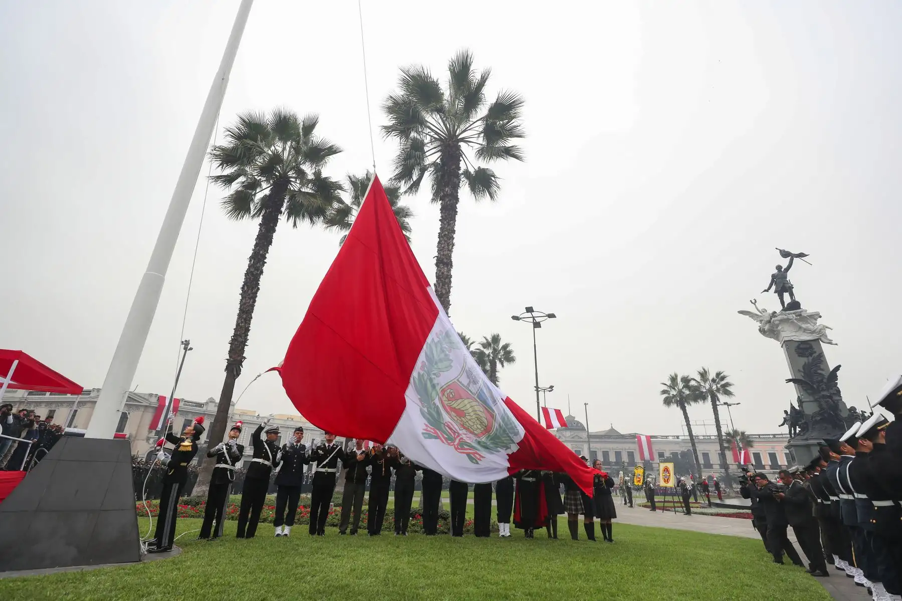 El presidente de la República, Martín Vizcarra, asiste a la ceremonia por el 139 Aniversario de la Batalla de Arica y Renovación del Juramento de Fidelidad a la Bandera. Foto: ANDINA/ MINDEF