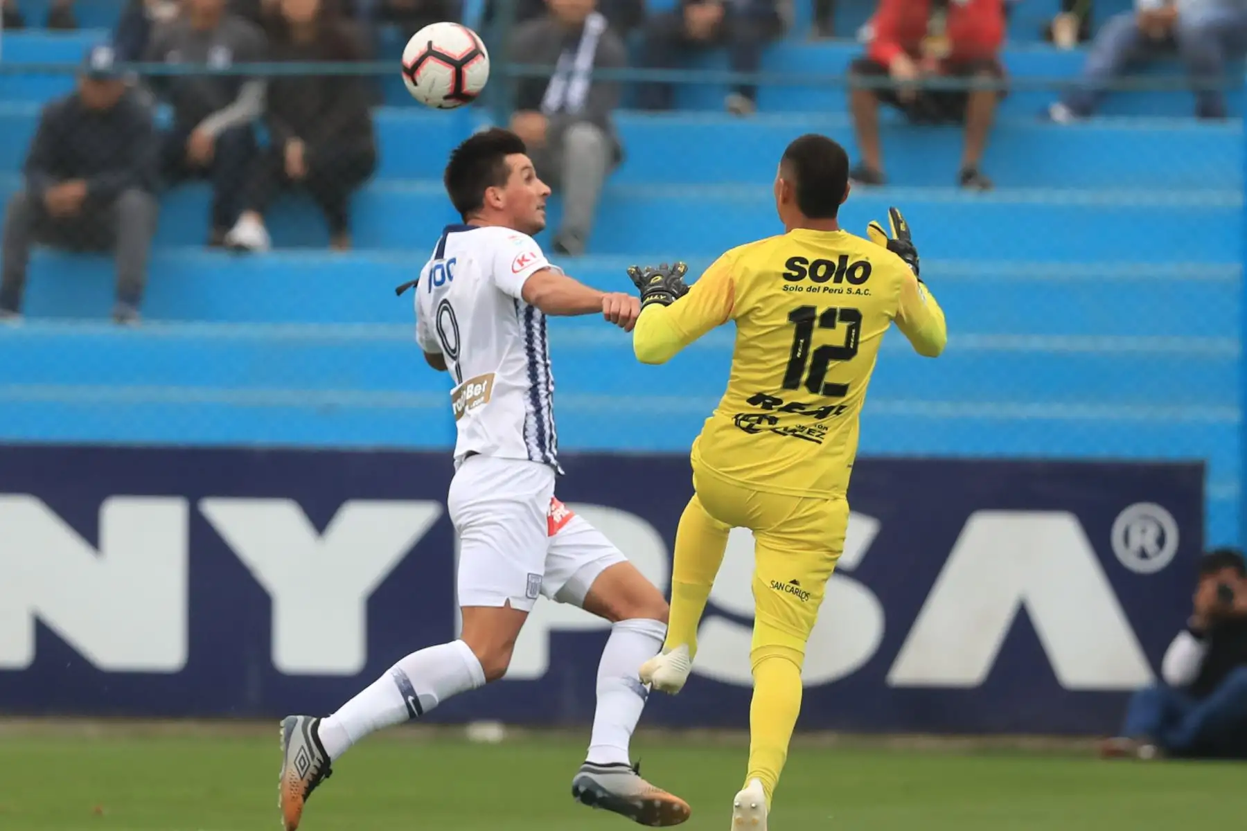 Mauricio Affonso de  Alianza Lima disputa el balón en el  empató 1-1 ante Unión Comercio. 

Foto: ANDINA/Juan Carlos Guzmán Negrini.