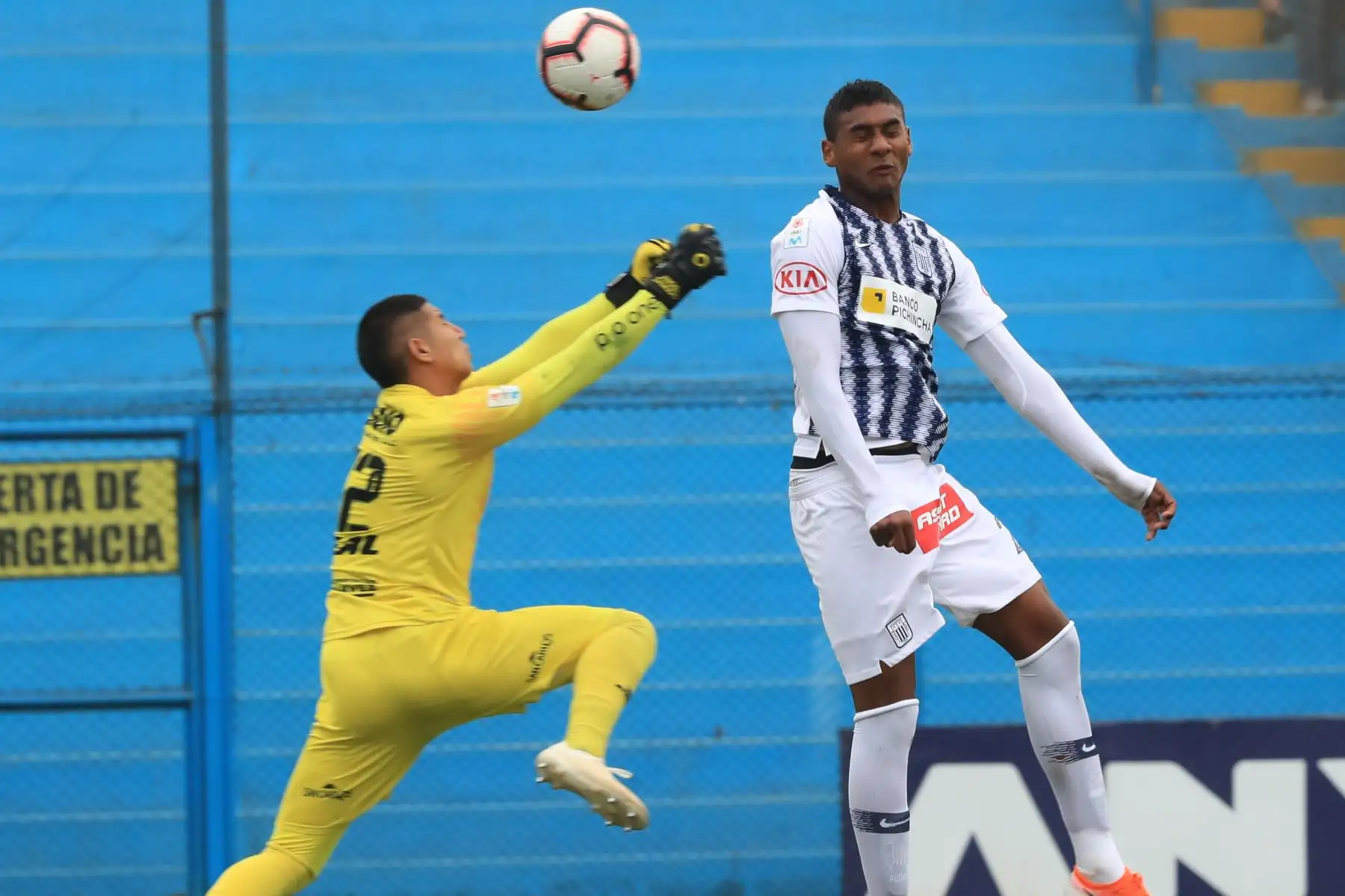 Aldair Fuentes de Alianza Lima en jugada riesgosa.
Alianza Lima empató 1-1 ante Unión Comercio 

Foto: ANDINA/Juan Carlos Guzmán Negrini.