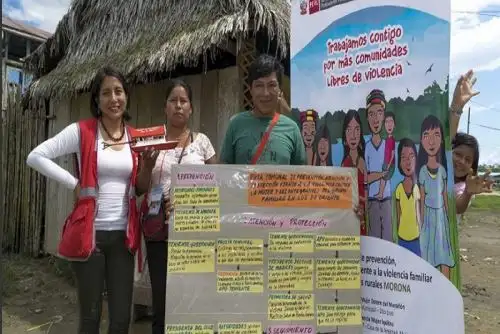 El Ministerio de la Mujer y Poblaciones Vulnerables (Mimp) desarrolla la “Estrategia de prevención, atención y protección frente a la violencia en zonas rurales – Estrategia Rural”, que busca el acceso a la justicia de las mujeres que forman parte de la población de las comunidades rurales, campesinas, nativas y caseríos existentes en el país.