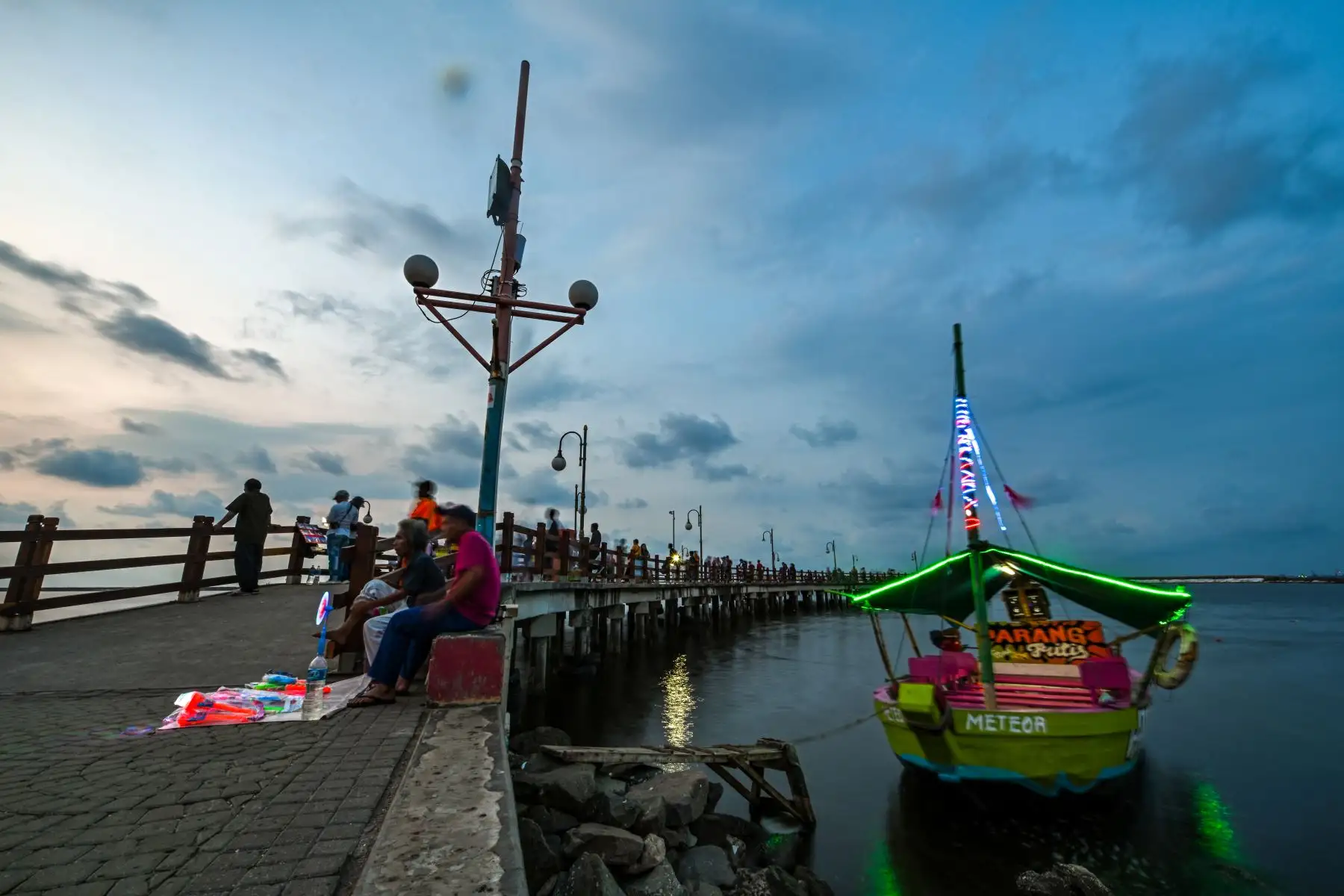 Los indonesios disfrutan de la puesta de sol en la bahía de Yakarta, un día antes del Día Mundial de los Océanos. 
El Día Mundial de los Océanos es una forma de celebrar, proteger y conservar los océanos del planeta y sus recursos.
Foto:AFP