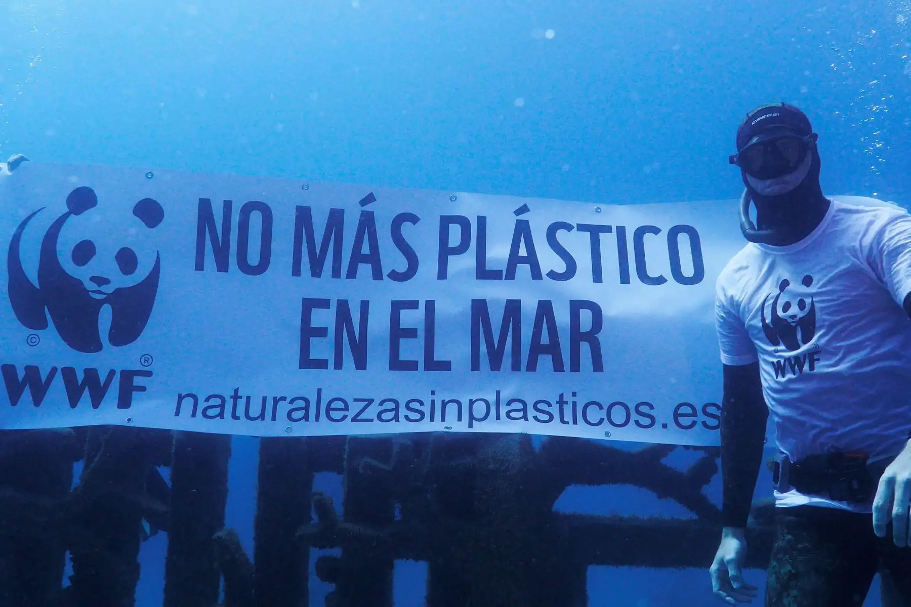 Esculturas humanas del museo sumergido de Lanzarote han aparecido este sábado atrapadas en plásticos, en una acción realizada con motivo del Día de los Océanos.
Foto:AFP/Fotografía facilitada por WWF.