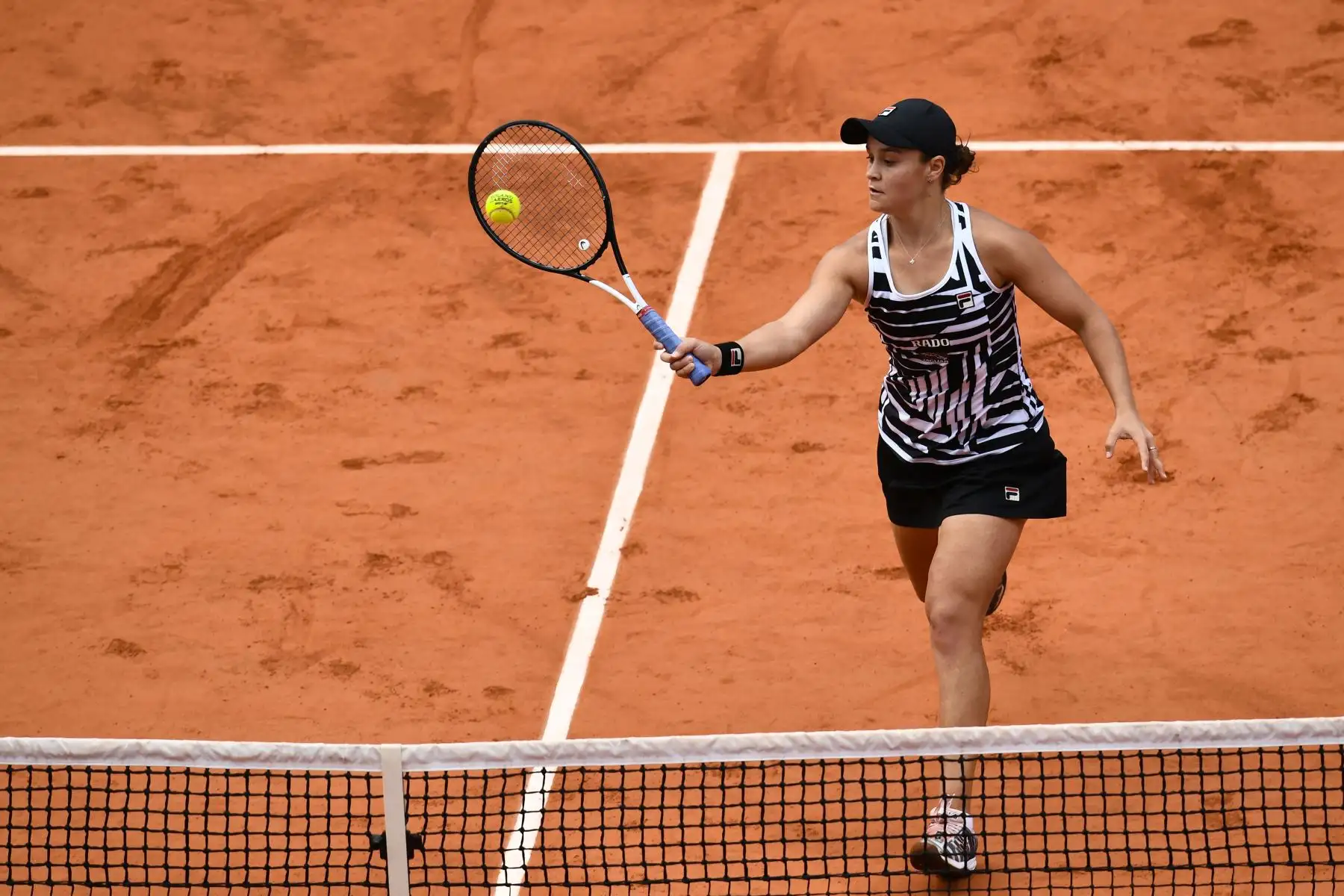 La australiana Ashleigh Barty devuelve el balón a Marketa Vondrousova de la República Checa durante su último partido de individuales femenino el día catorce del torneo de tenis Roland Garros 2019.
Foto:AFP