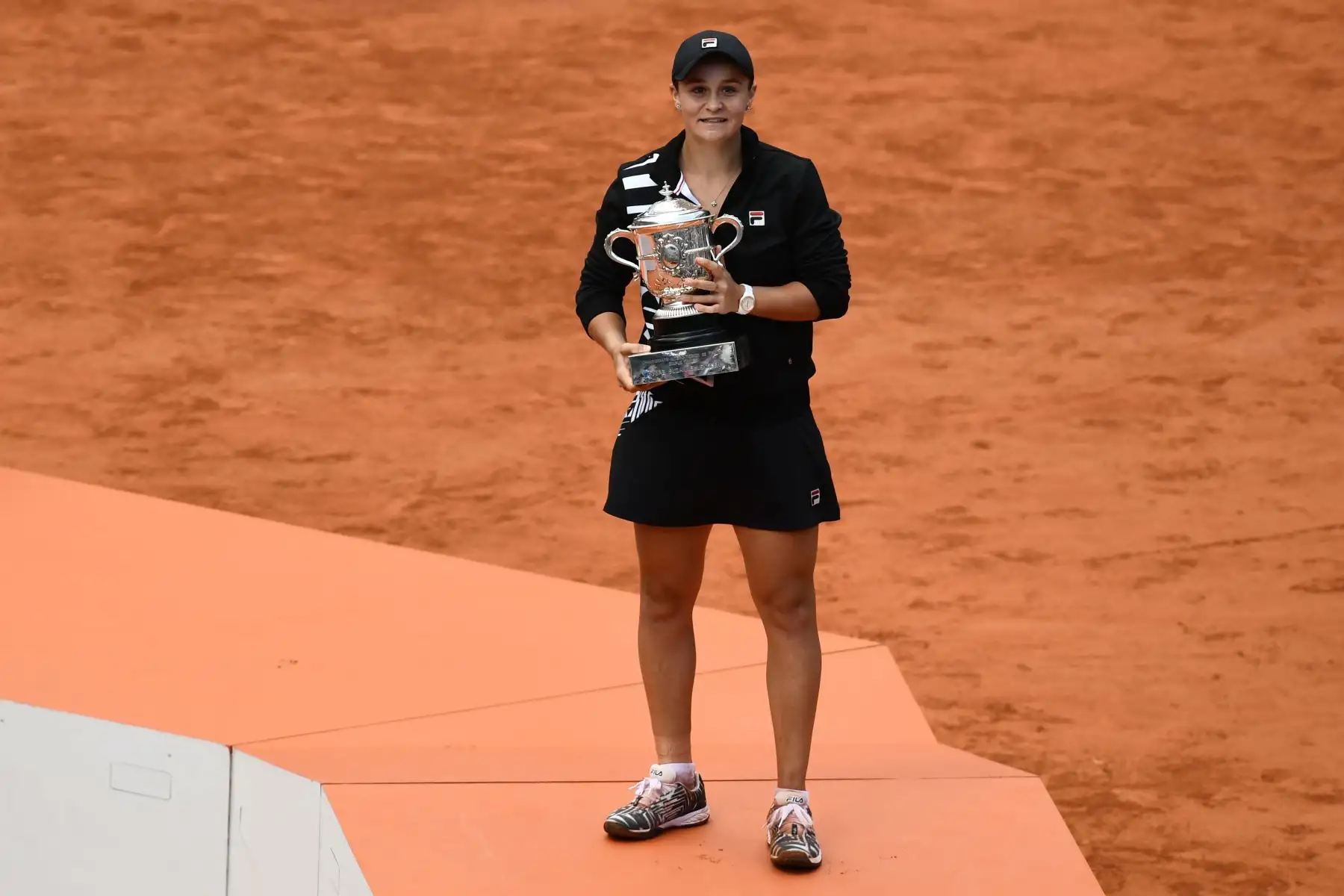 La australiana Ashleigh Barty posa con el trofeo Suzanne Lenglen después de ganar contra Marketa Vondrousova de la República Checa al final del partido final de individuales femenino del torneo de tenis abierto francés Roland Garros.
Foto: AFP