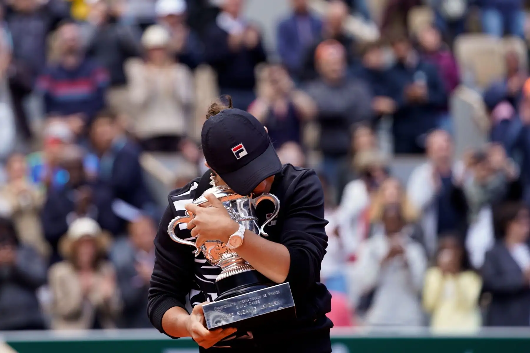 Ashleigh Barty, de Australia, abraza su trofeo Suzanne Lenglen después de ganar contra Marketa Vondrousova de República Checa al final del partido final de individuales femenino del torneo de tenis abierto francés Roland Garros.
Foto :AFP