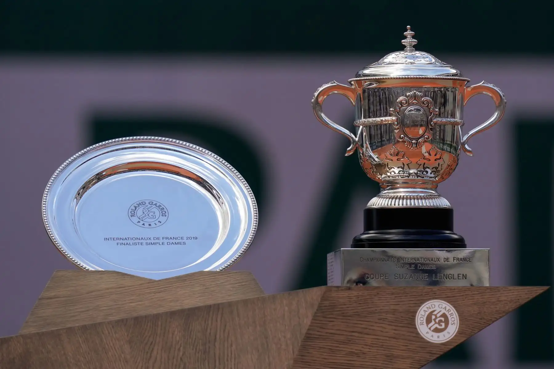 El segundo clasificado para Marketa Vondrousova (L) de la República Checa y el trofeo Suzanne Lenglen para la ganadora Ashleigh Barty (R) de Australia se exhiben durante la ceremonia del podio al final del partido final de individuales femenino  del Abierto de Francia 2019 de Roland Garros. 
Foto:AFP