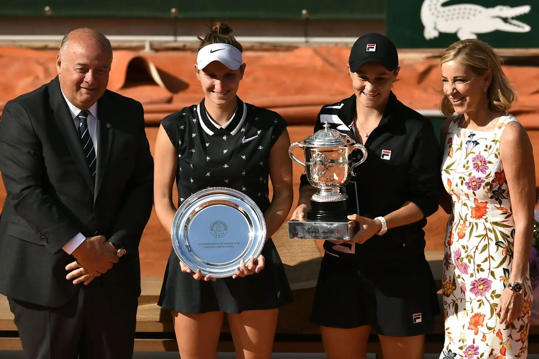 Marketa Vondrousova (2º L) de la República Checa y el australiano Ashleigh Barty (2ª R) posan con sus trofeos y con el Presidente de la Federación Francesa de Tenis (FFT) Bernard Giudicelli (L) y el ex tenista Chris Evert (R) de EE. UU. al final del partido final femenino de individuales  del torneo de tenis Roland Garros 2019.
Foto: AFP