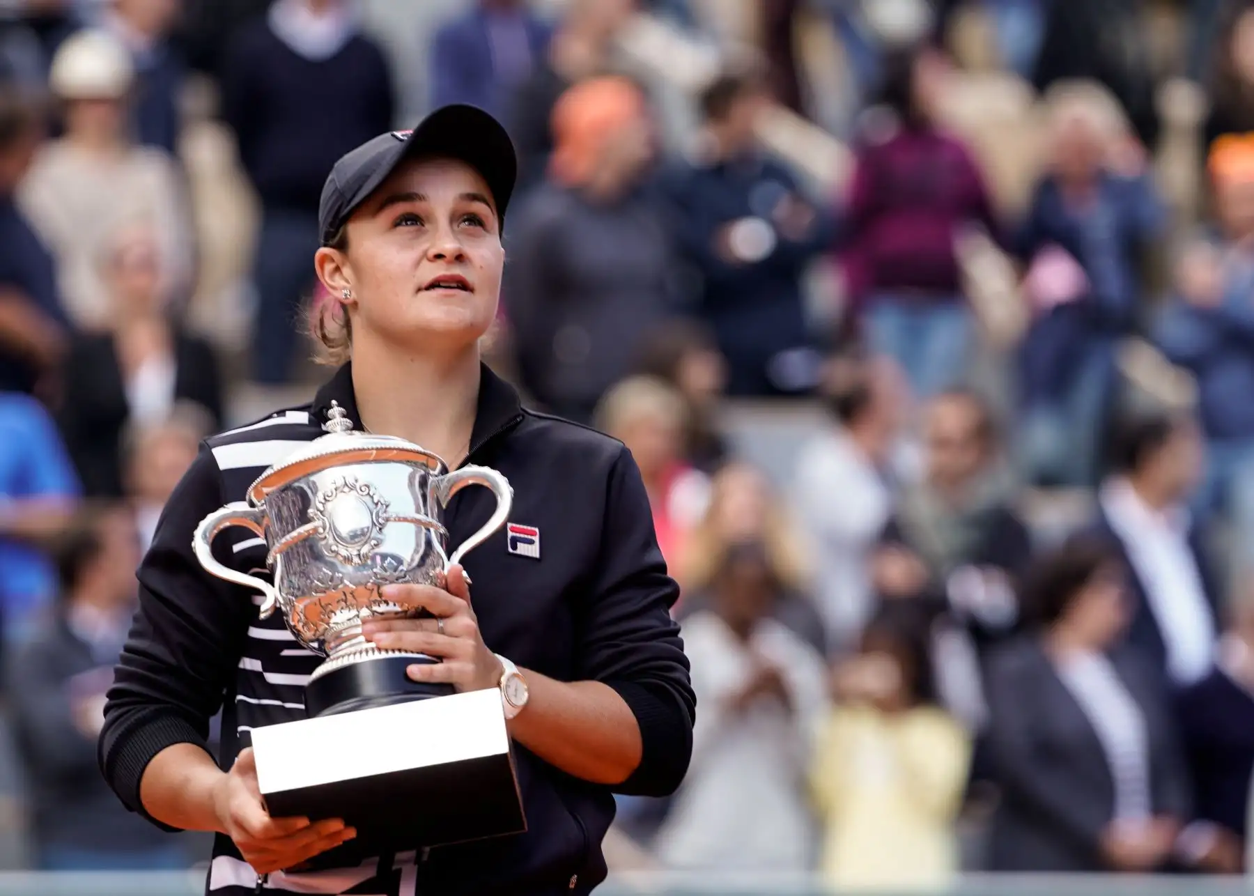 La australiana Ashleigh Barty posa con el trofeo Suzanne Lenglen después de ganar contra Marketa Vondrousova de la República Checa al final del partido final de individuales femenino del torneo de tenis abierto francés Roland Garros 2019 en París el 8 de junio de 2019.
Foto:AFP