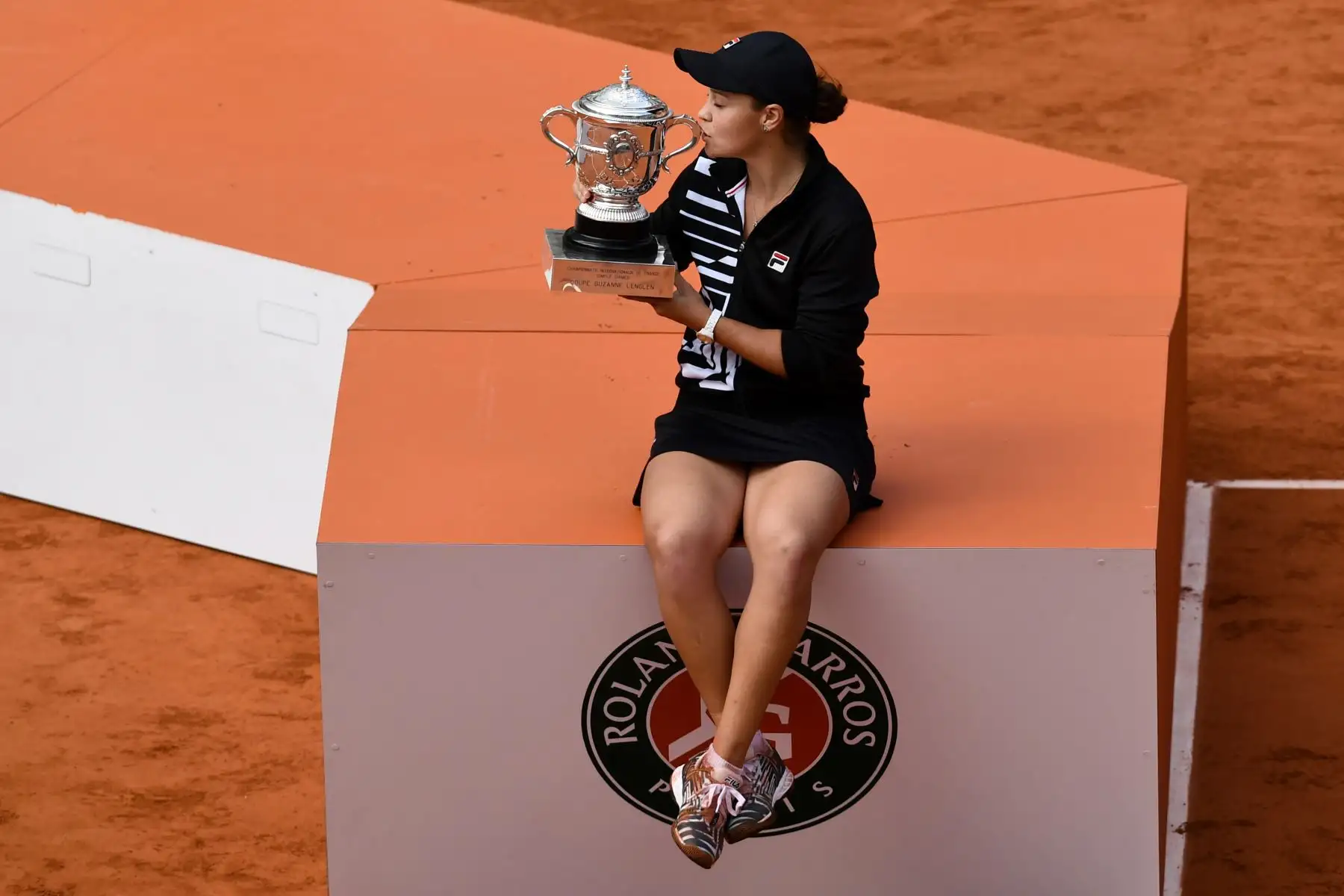 Ashleigh Barty, de Australia, besa el trofeo Suzanne Lenglen después de ganar contra Marketa Vondrousova de República Checa al final del partido final de individuales femenino del torneo de tenis abierto francés Roland Garros.
Foto:AFP
