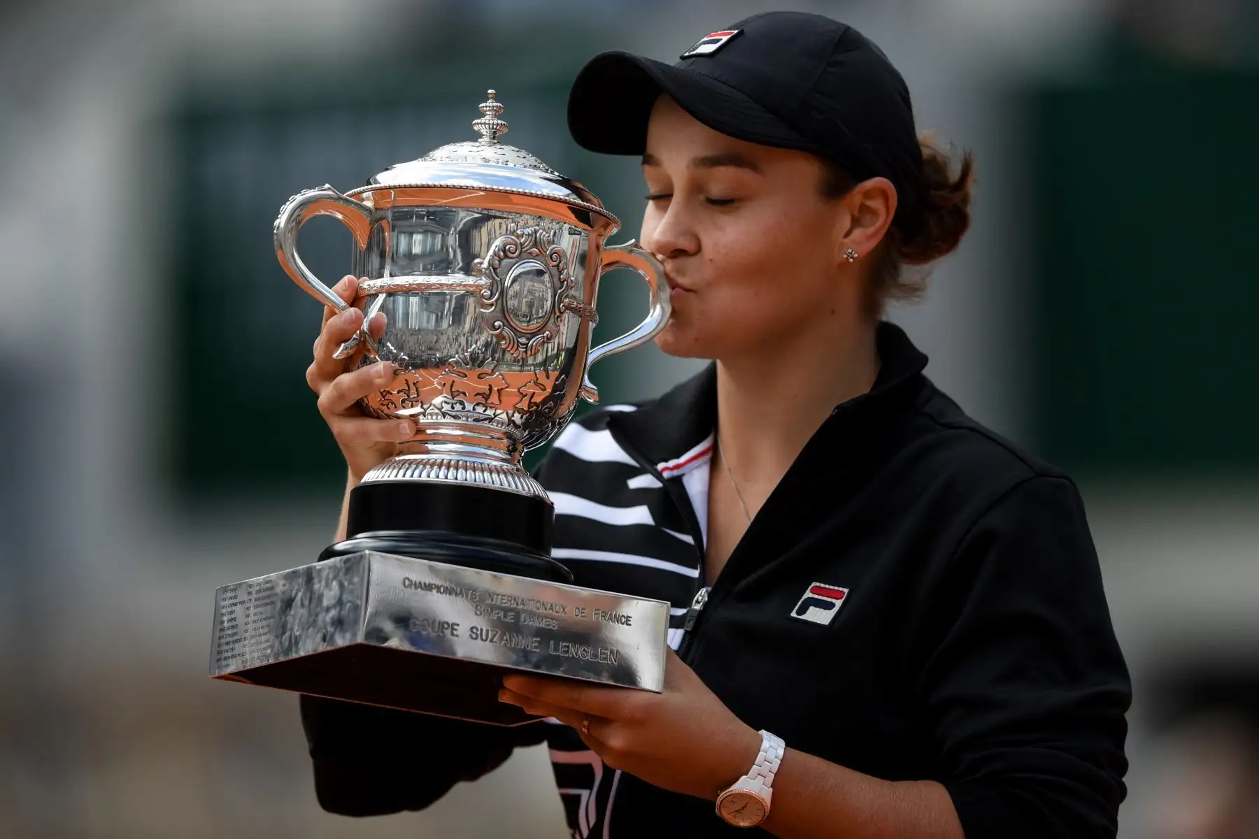 Ashleigh Barty, de Australia, besa el trofeo Suzanne Lenglen después de ganar contra Marketa Vondrousova de República Checa al final del partido final de individuales femenino  del torneo de tenis abierto francés Roland Garros.
Foto:AFP