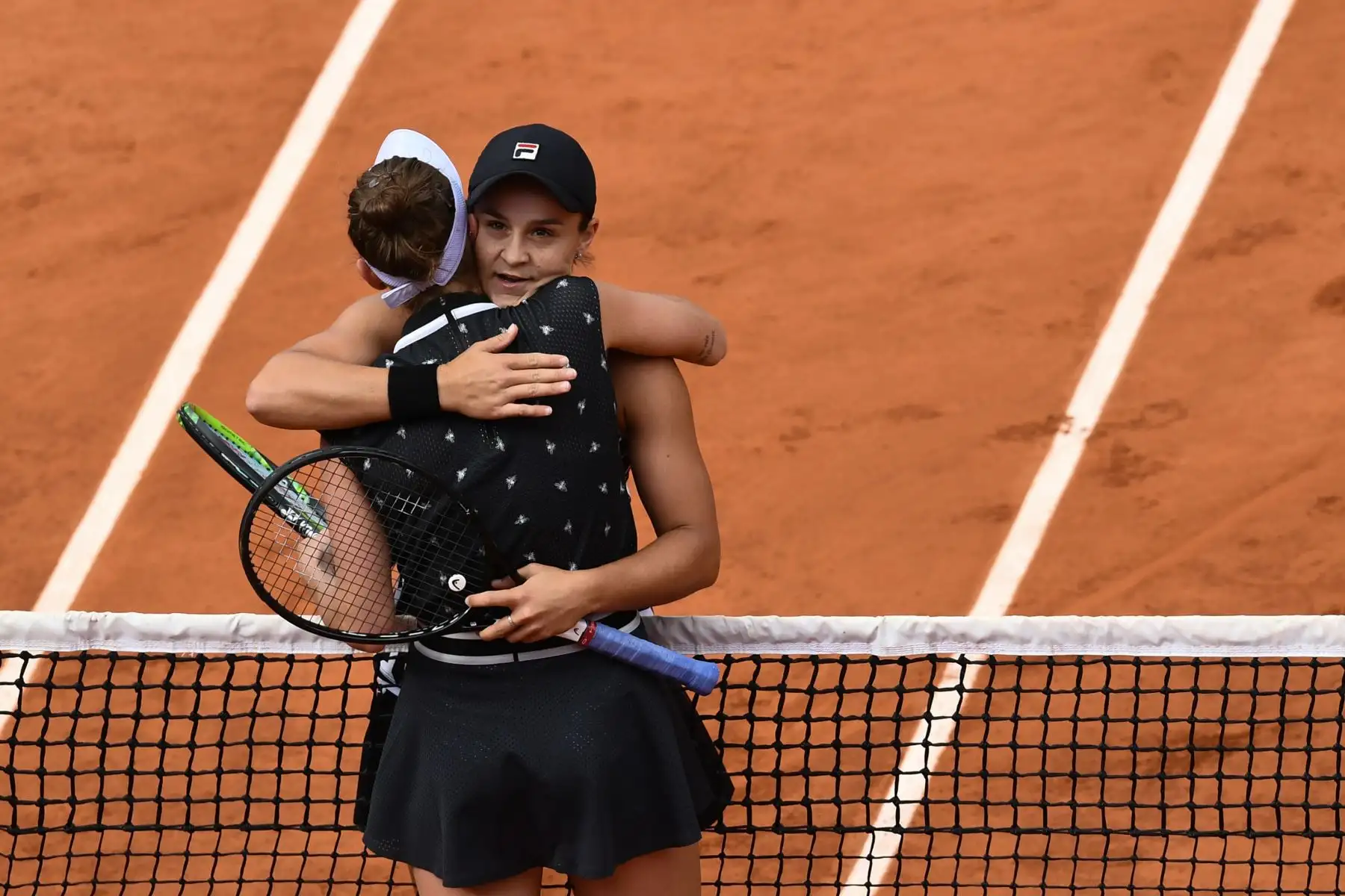 Ashleigh Barty (trasero) de Australia abraza a Marketa Vondrousova de República Checa después de ganar en su partido final de individuales femenino del torneo de tenis Roland Garros 2019.
Foto:AFP