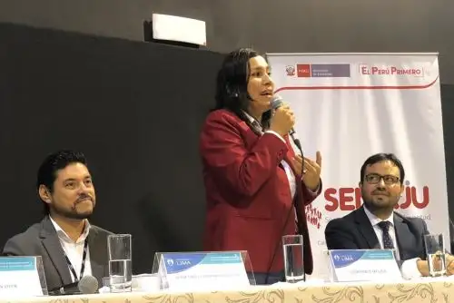 La ministra de Educación, Flor Pablo, participó en foro regional de jóvenes líderes en el Teatro Municipal. Foto: ANDINA/Minedu.