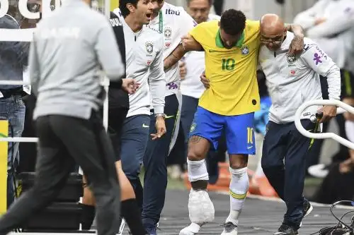 Neymar sale lesionado en partido amistoso. Foto: AFP.