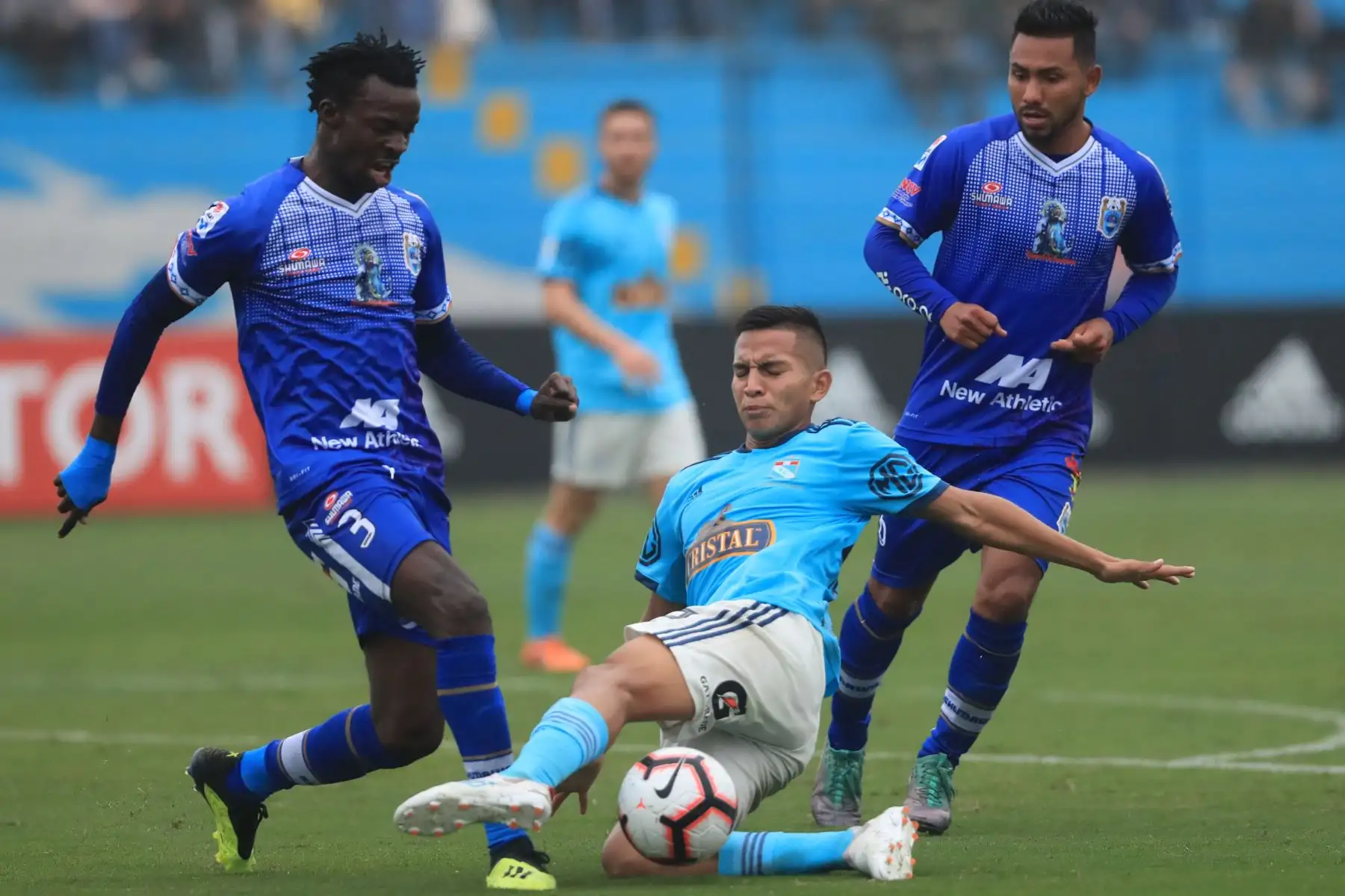 Sporting Cristal derrotó al Binacional por tres tantos a uno.

Foto: ANDINA/Juan Carlos Guzmán Negrini.