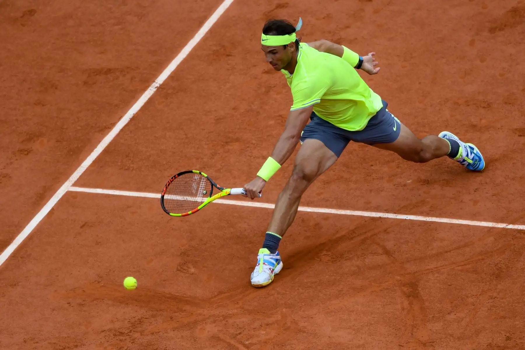 El español Rafael Nadal devuelve el balón a Austria Dominic Thiem durante el último partido de individuales masculino de tenis Roland Garros 2019.
Foto:AFP
