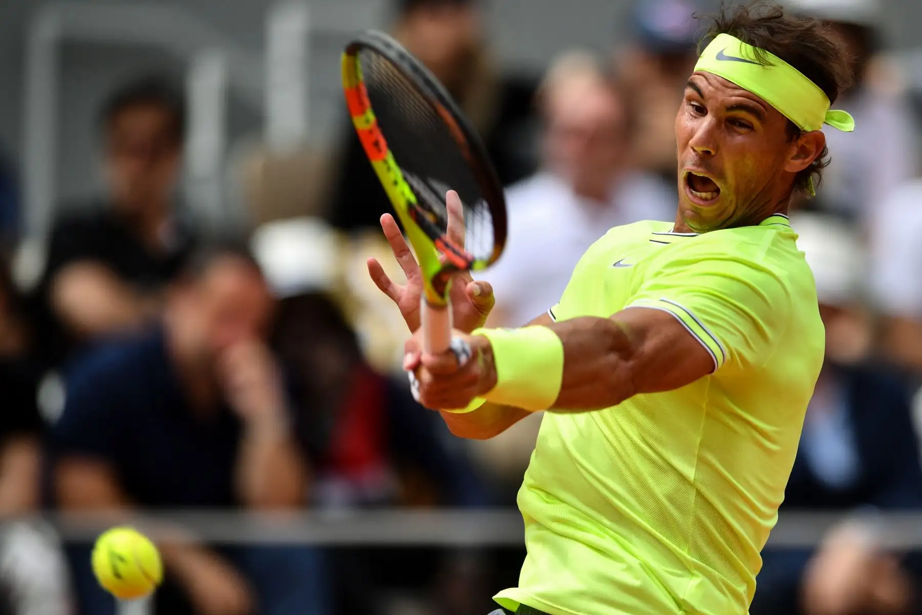 El español Rafael Nadal devuelve el balón a Austria Dominic Thiem durante el último partido de individuales masculino  de tenis Roland Garros 2019.
Foto :AFP
