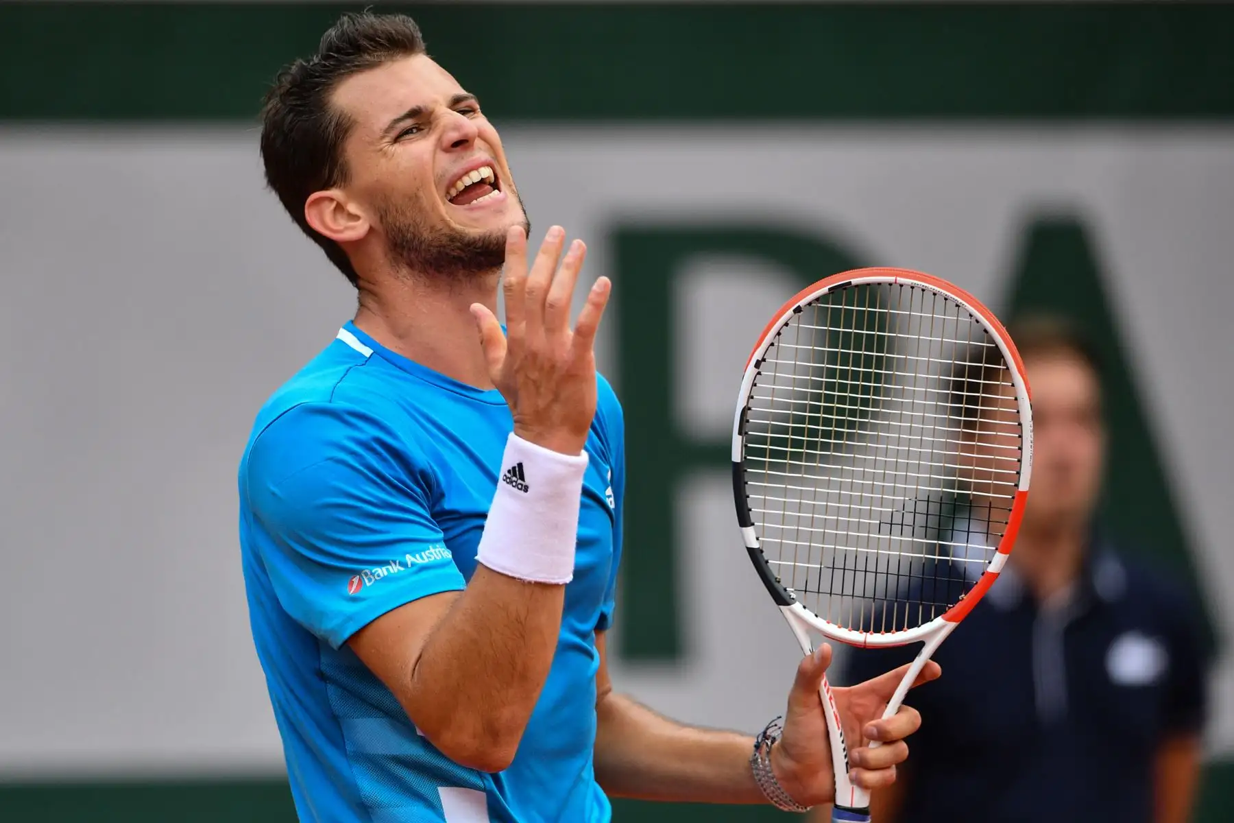 Dominic Thiem de Austria reacciona cuando juega contra Rafael Nadal de España durante el partido final de individuales masculino del torneo de tenis Roland Garros 2019.
Foto:AFP