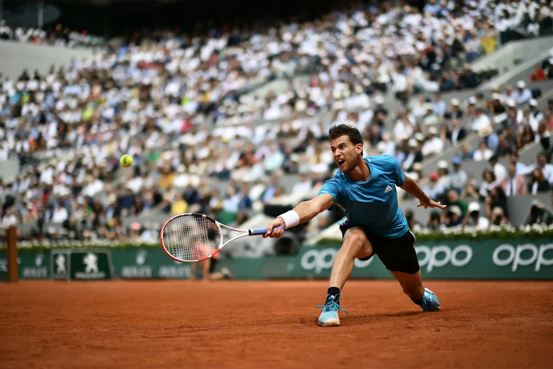 Dominic Thiem, de Austria, le devuelve el balón a Rafael Nadal de España durante el partido final de individuales masculino del torneo de tenis Roland Garros 2019.
Foto:AFP