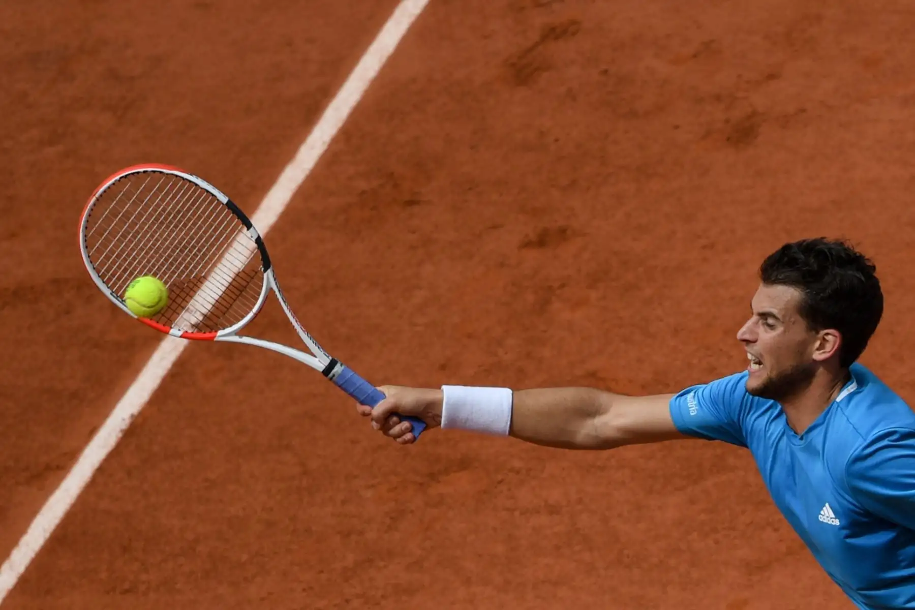 Dominic Thiem, de Austria, le devuelve el balón a Rafael Nadal de España durante el partido final de individuales masculino del torneo de tenis Roland Garros 2019.
Foto:AFP