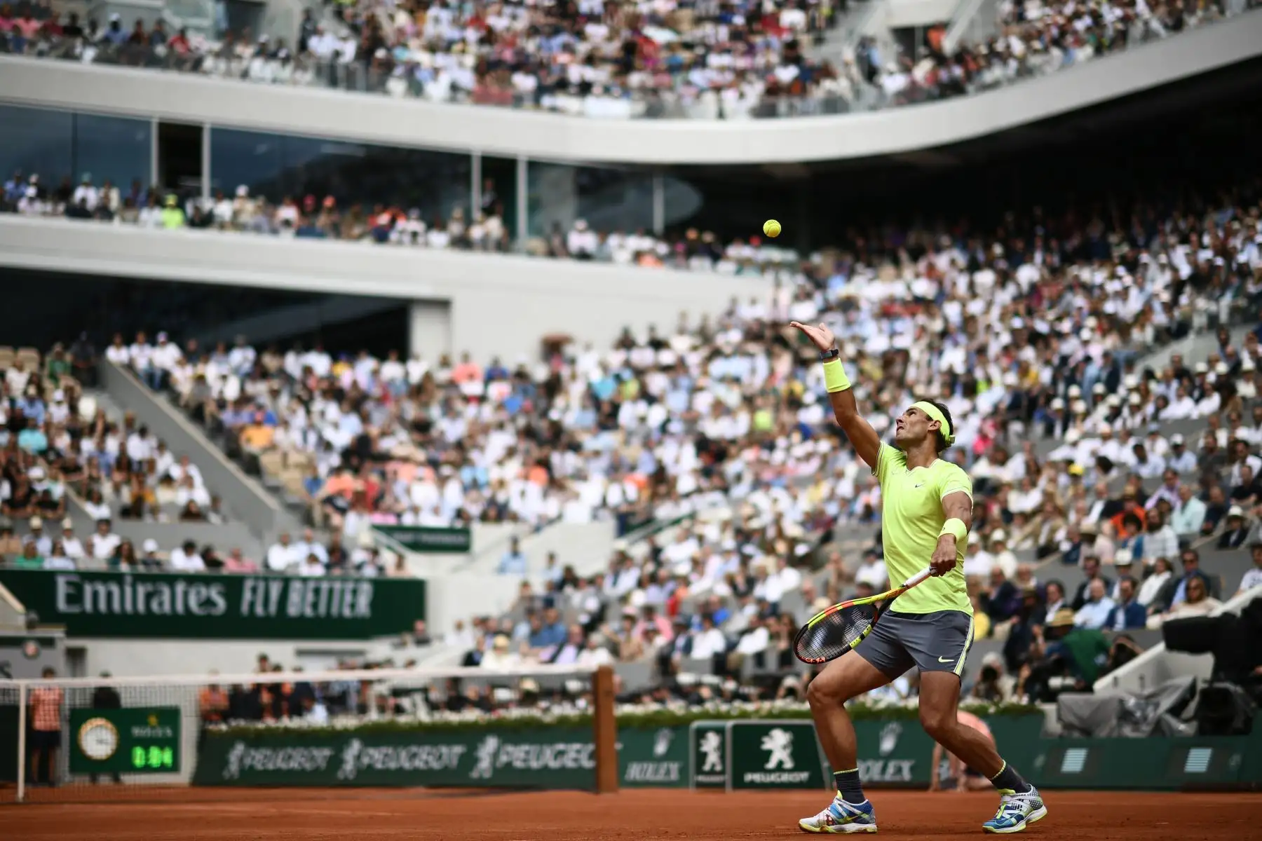 El español Rafael Nadal le sirve el balón al dominicano Thiem de Austria durante el último partido de individuales masculino del torneo de tenis Roland Garros 2019.
Foto:AFP