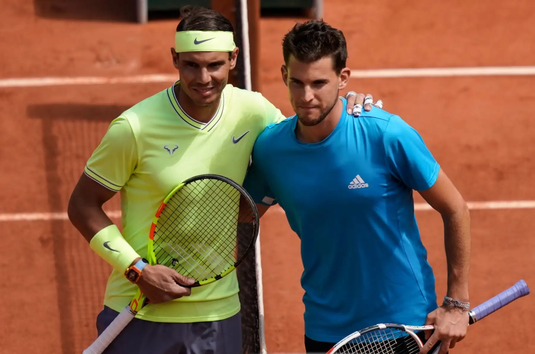 Rafael Nadal (L) de España y Dominic Thiem (R) de Austria posan antes del partido final de individuales masculino del torneo de tenis Roland Garros 2019.
Foto:AFP