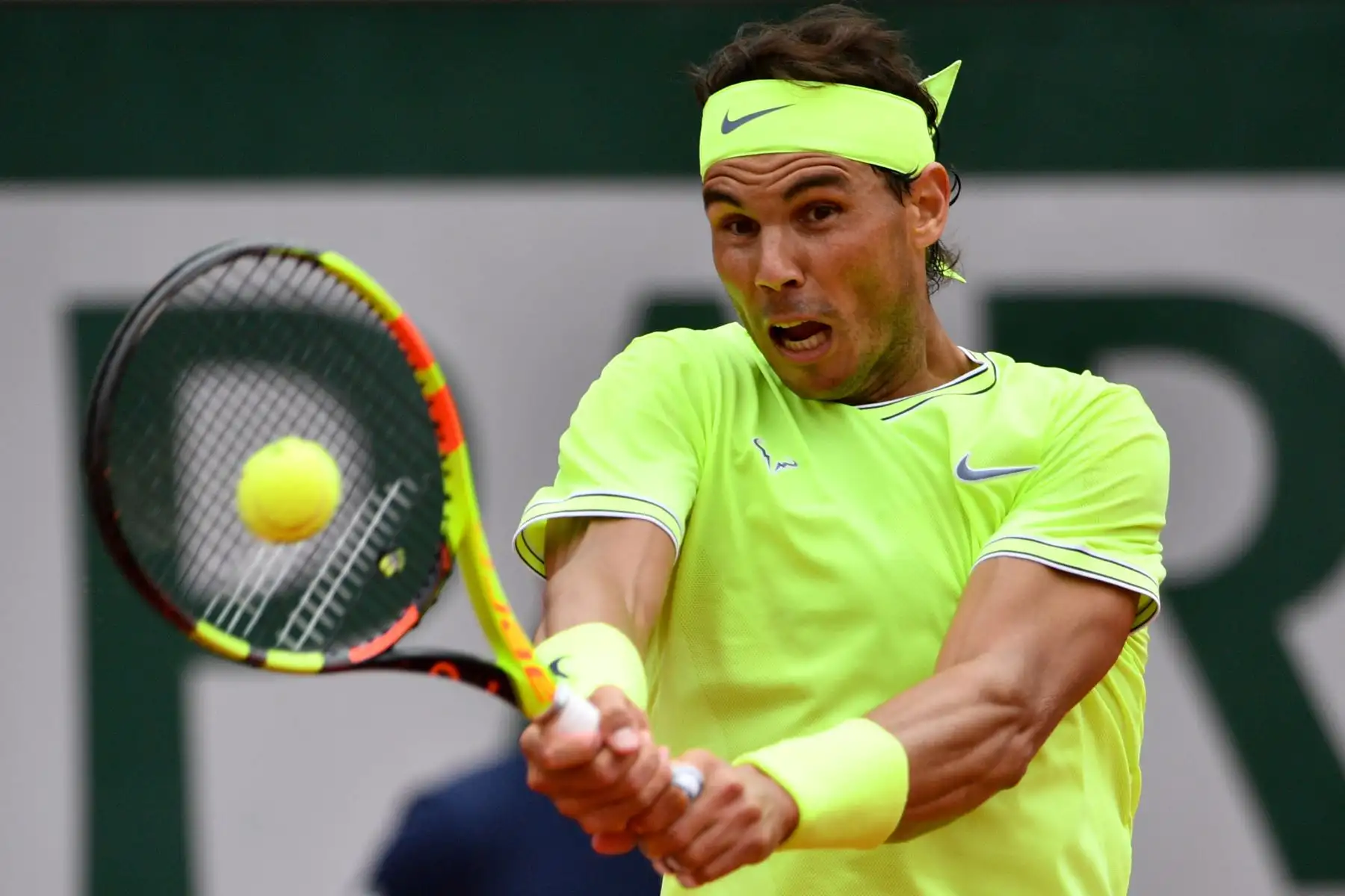 El español Rafael Nadal devuelve el balón a Austria Dominic Thiem durante el último partido de individuales masculino del torneo de tenis Roland Garros 2019.
Foto:AFP