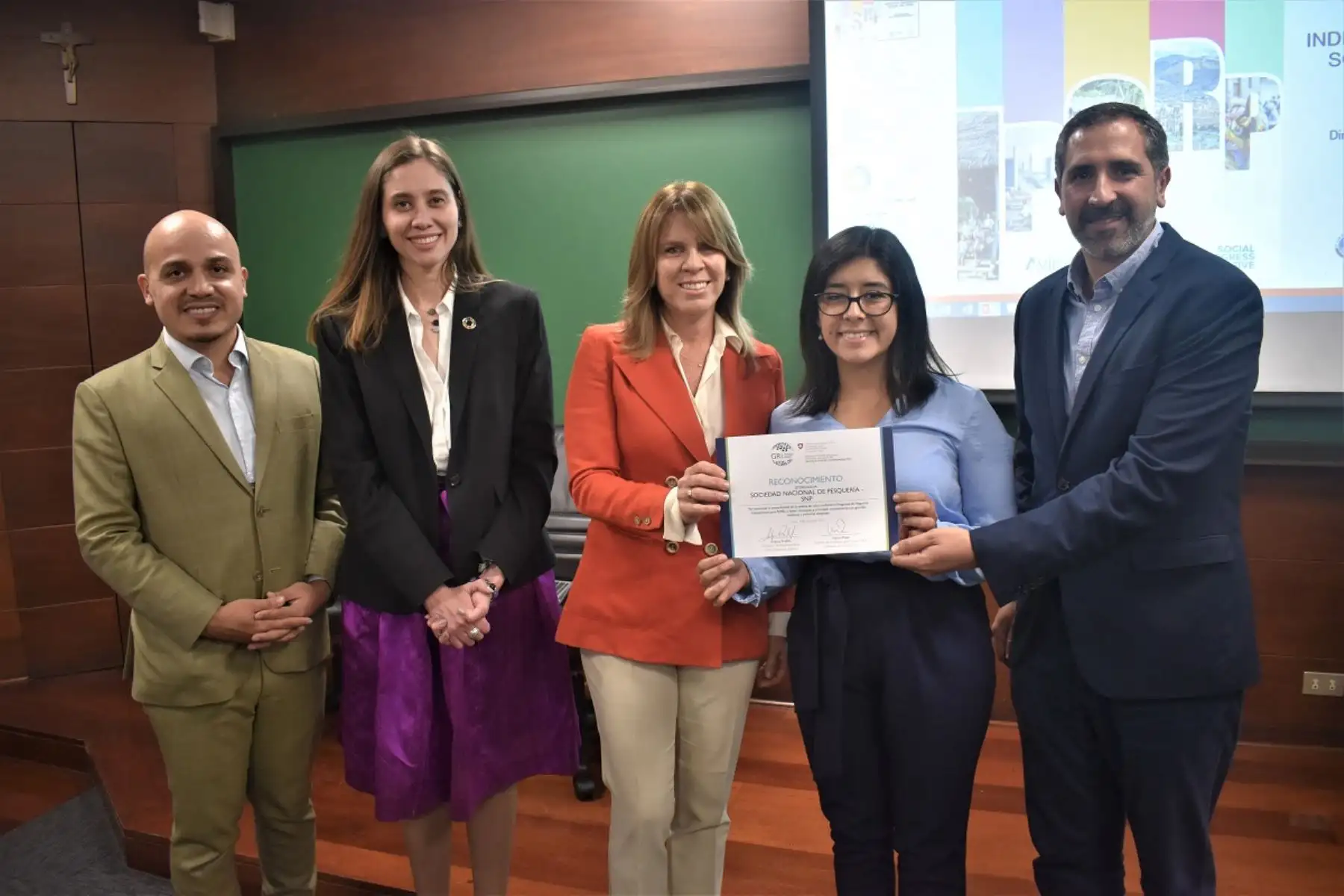 Directivos de la Sociedad Nacional de Pesquería (SNP) reciben reconocimiento internacional. Foto: Cortesía.
