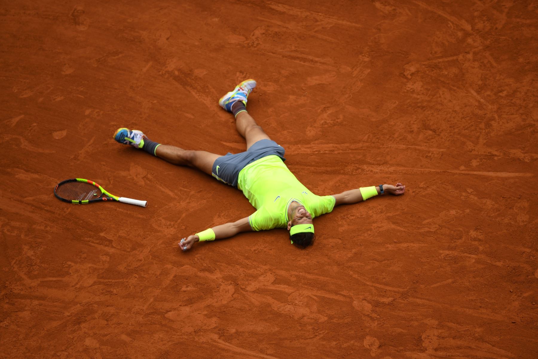 El español Rafael Nadal celebra después de ganar contra el dominic Thiem de Austria durante su último partido individual de hombres del torneo de tenis Roland Garros 2019.
Foto:AFP