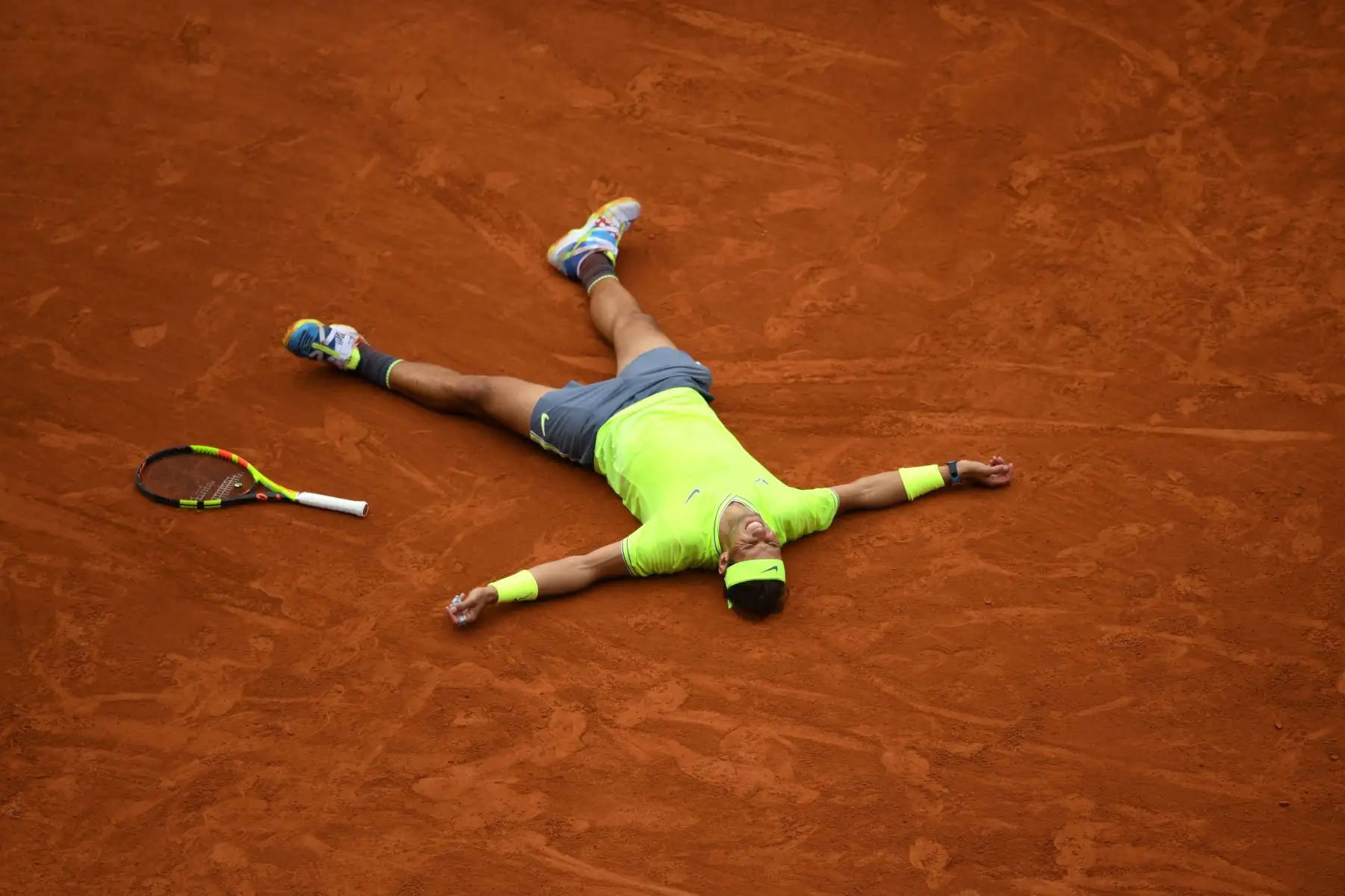 El español Rafael Nadal celebra después de ganar contra el dominic Thiem de Austria durante su último partido individual de hombres del torneo de tenis Roland Garros 2019.
Foto:AFP