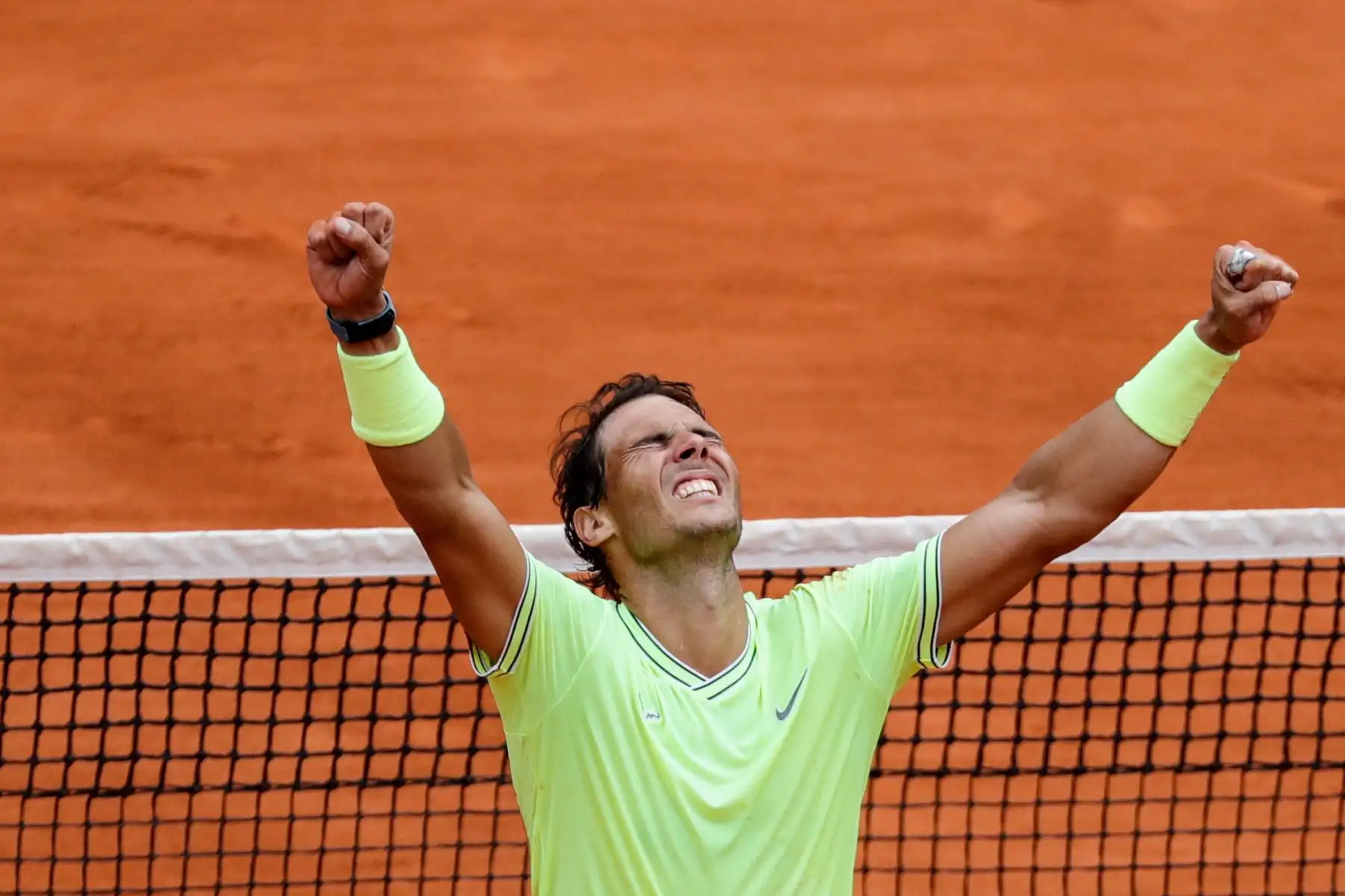 El español Rafael Nadal celebra después de ganar contra el dominic Thiem de Austria durante su último partido individual de hombres del torneo de tenis Roland Garros 2019.
Foto:AFP