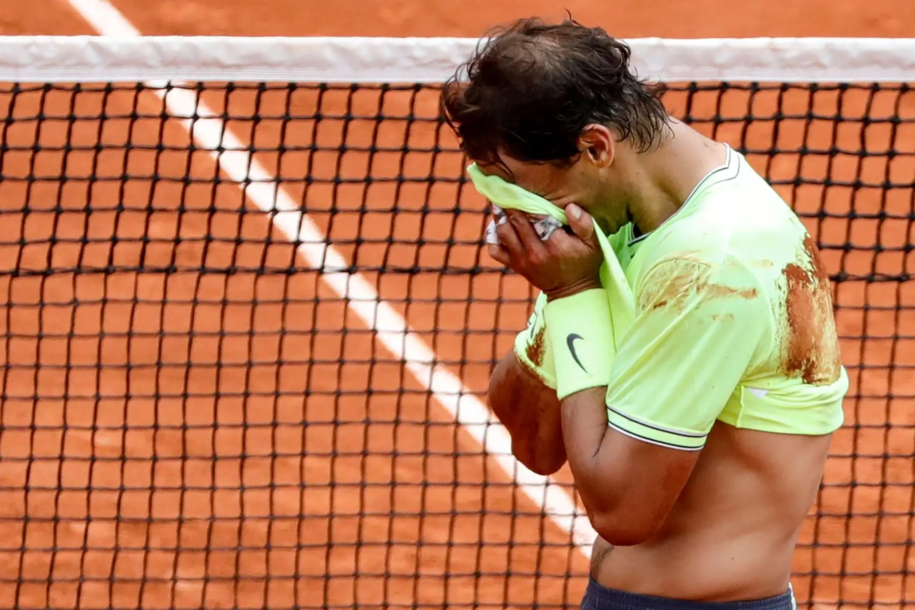 El español Rafael Nadal celebra después de ganar contra el dominic Thiem de Austria durante su último partido individual de hombres del torneo de tenis Roland Garros 2019.
Foto:AFP