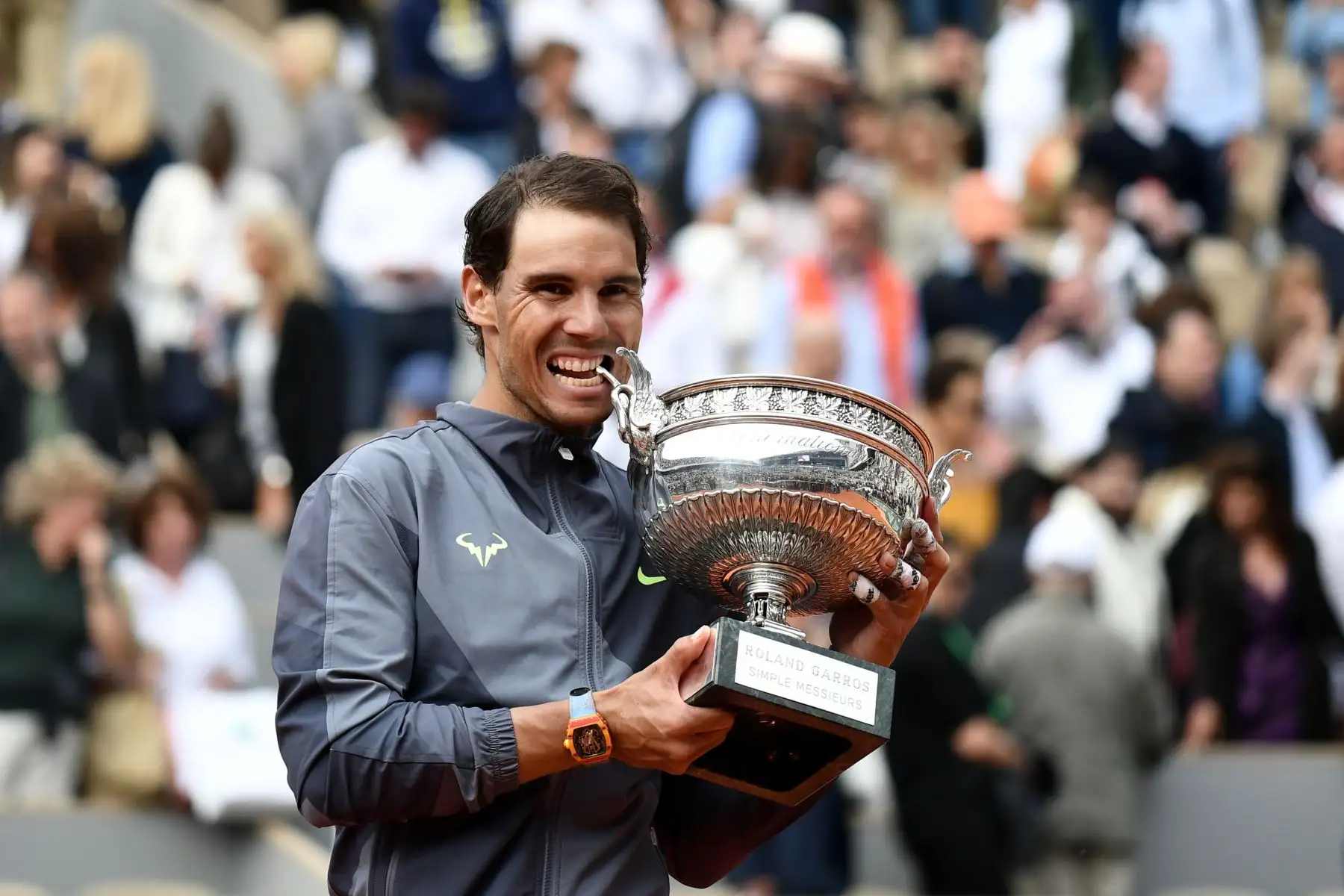 El español Rafael Nadal muerde la Mousquetaires Cup (The Mosqueteros) cuando se presenta al final de la final de individuales masculinos contra el dominic Thiem de Austria del torneo de tenis Roland Garros 2019.
Foto:AFP