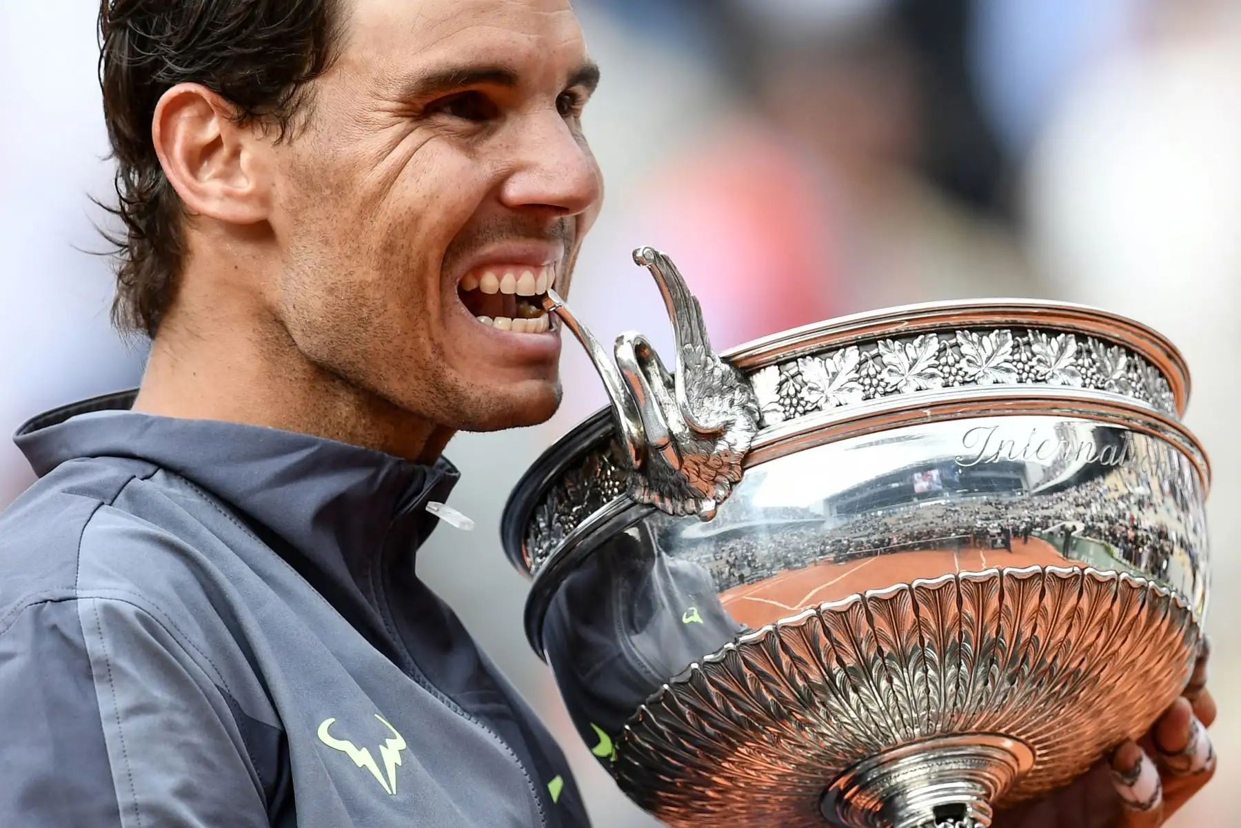 El español Rafael Nadal muerde la Mousquetaires Cup (The Mosqueteros) cuando se presenta al final de la final de individuales masculinos contra el dominic Thiem de Austria del torneo de tenis Roland Garros 2019.
Foto:AFP