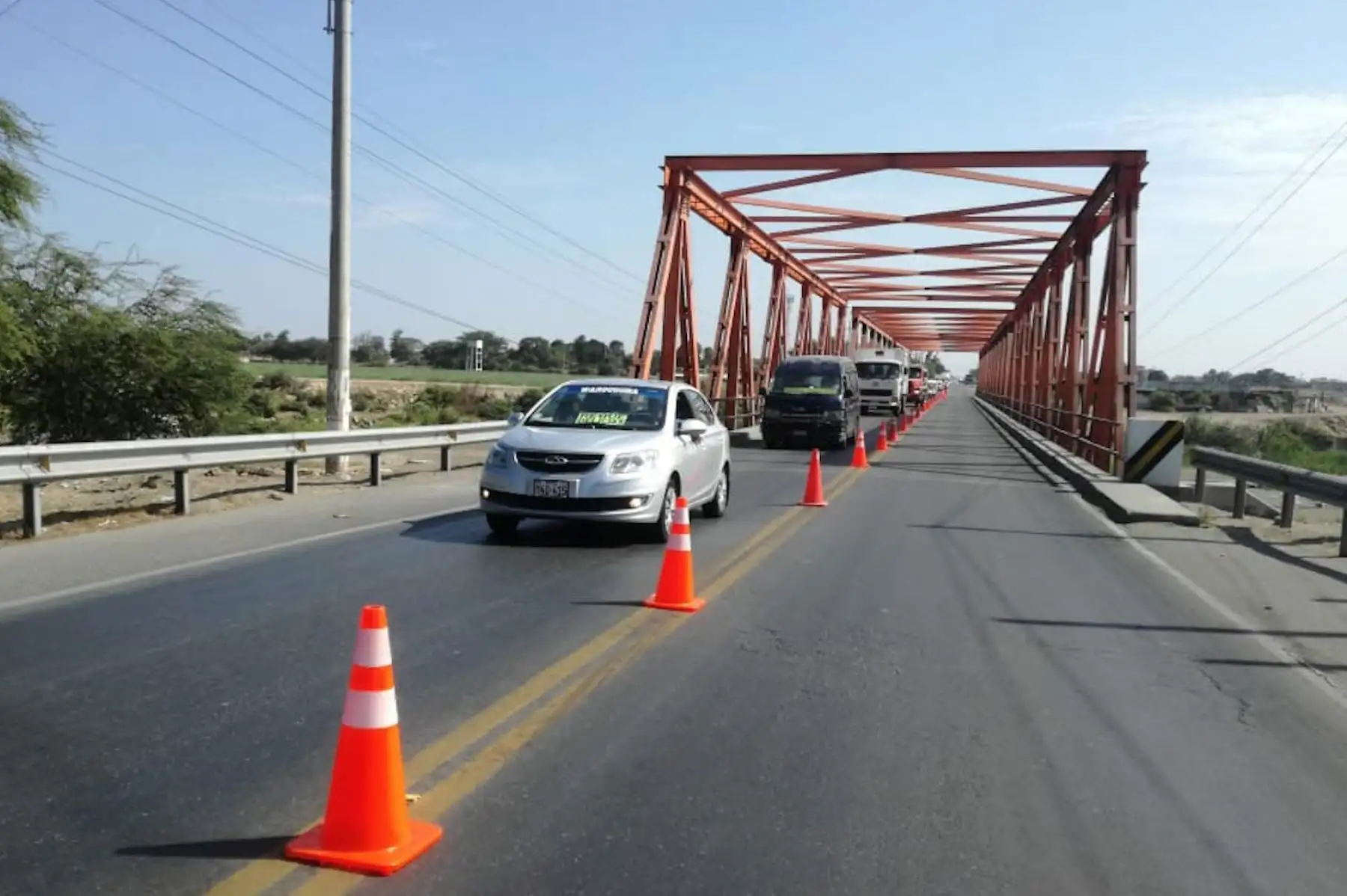 MTC ejecuta trabajos de mantenimiento en el puente Reque de Chiclayo.