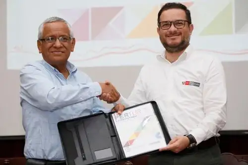 El ministro de Comercio Exterior y Turismo, Edgar Vásquez, entregó al gobernador de Lambayeque, Anselmo Lozano, el Plan Regional de Turismo (Pertur) al 2025.