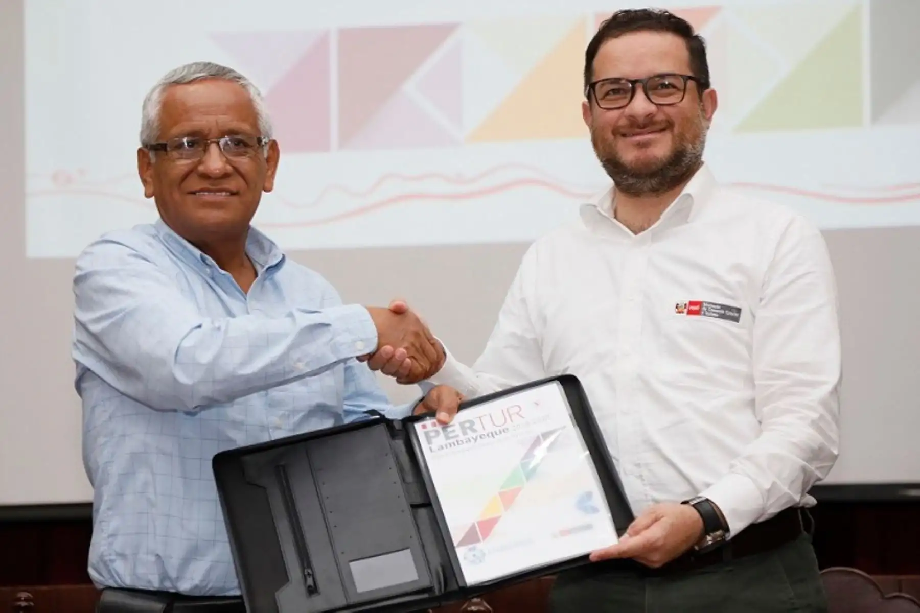 El ministro de Comercio Exterior y Turismo, Edgar Vásquez, entregó al gobernador de Lambayeque, Anselmo Lozano, el Plan Regional de Turismo (Pertur) al 2025.