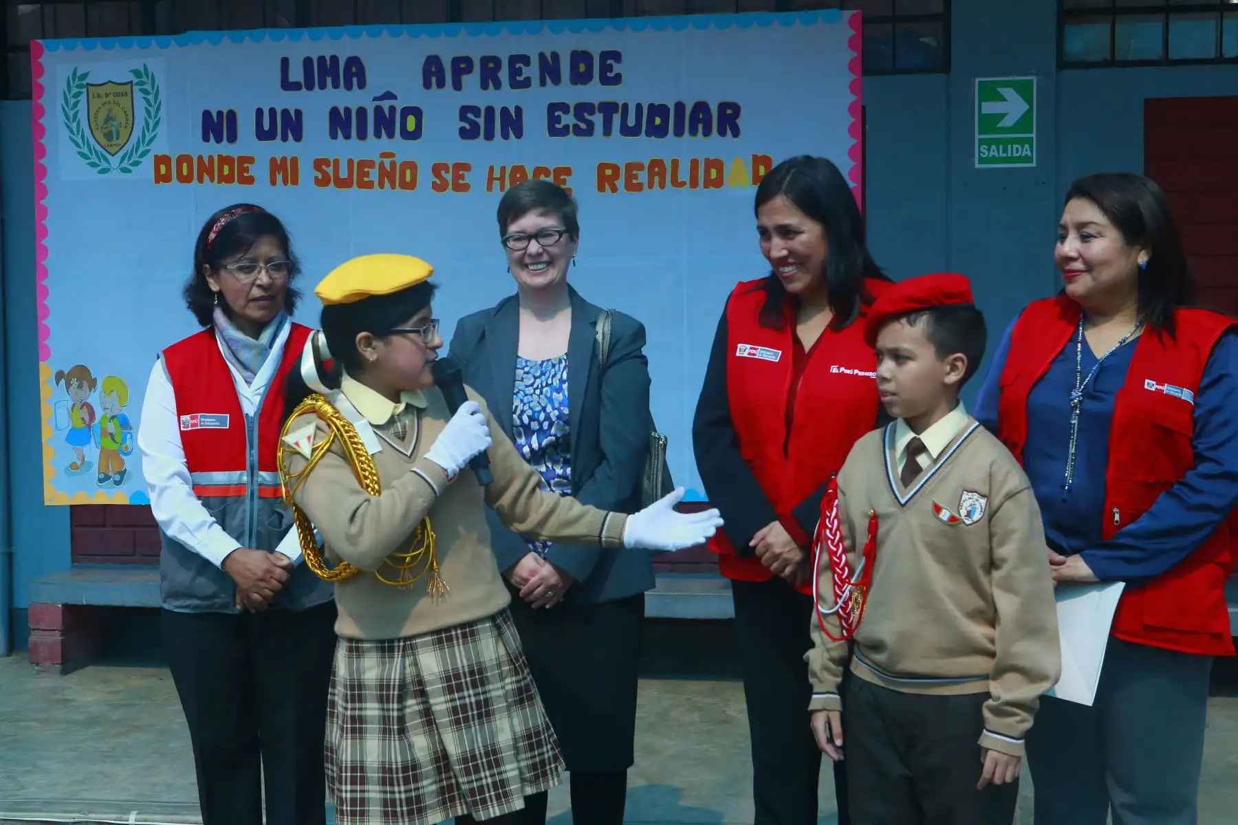 Ministra de Educación, Flor Pablo Medina da la bienvenida a los niños a niños, que no alcanzaron vacantes este año y gracias a la campaña “ Lima aprende” , ahora se integran.
Las vacantes también alcanzan para niños y niñas venezolanos.
Foto: ANDINA/Héctor Vinces