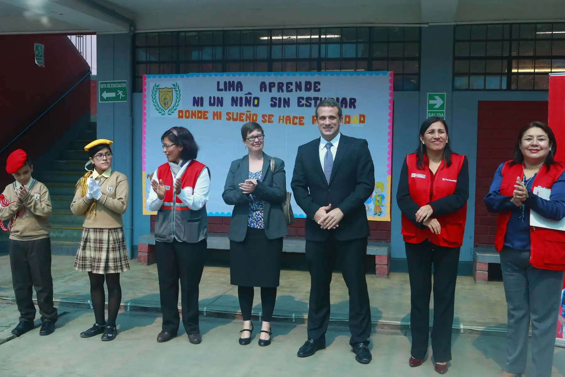Ministra de Educación, Flor Pablo Medina da la bienvenida a los niños a niños, que no alcanzaron vacantes este año y gracias a la campaña “ Lima aprende” , ahora se integran.
Las vacantes también alcanzan para niños y niñas venezonalos.
Foto: ANDINA/Héctor Vinces