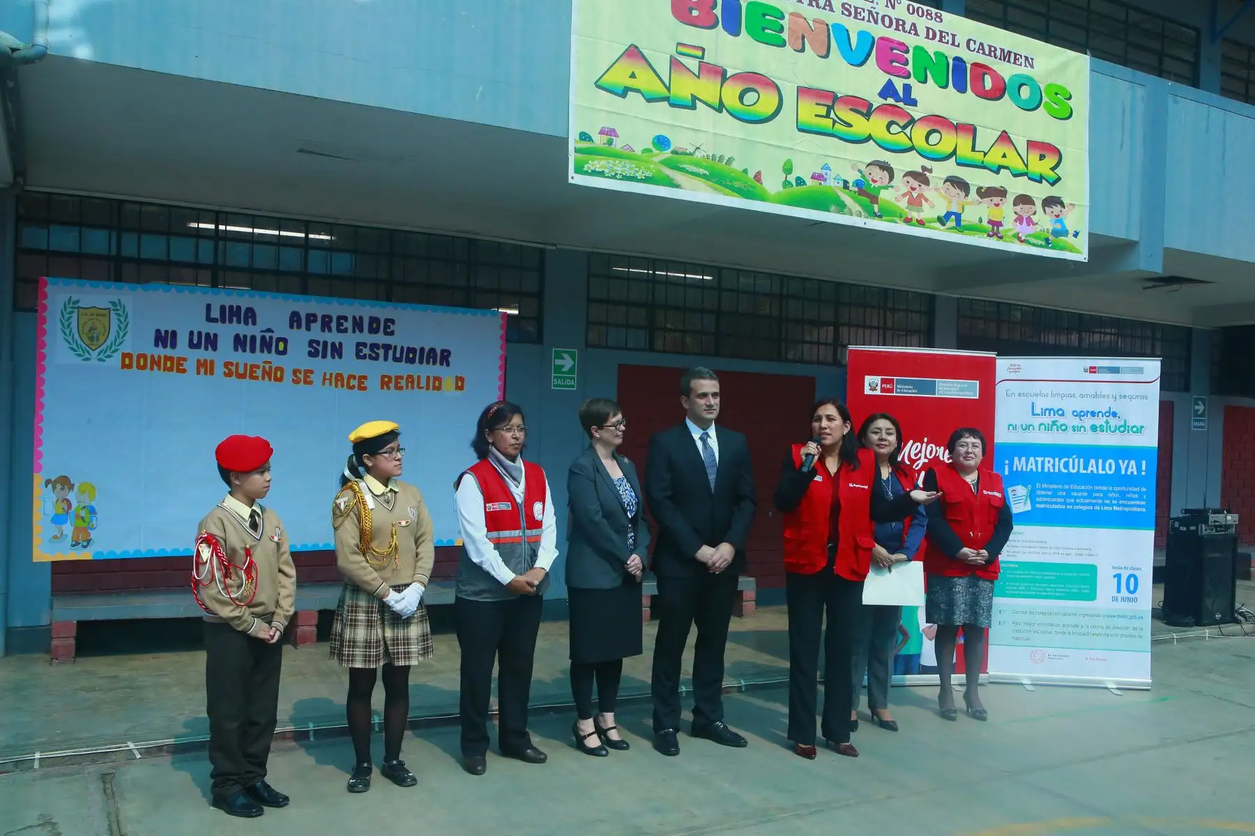 Ministra de Educación, Flor Pablo Medina da la bienvenida a los niños a niños, que no alcanzaron vacantes este año y gracias a la campaña “ Lima aprende” , ahora se integran.
Las vacantes también alcanzan para niños y niñas venezolanos.
Foto: ANDINA/Héctor Vinces