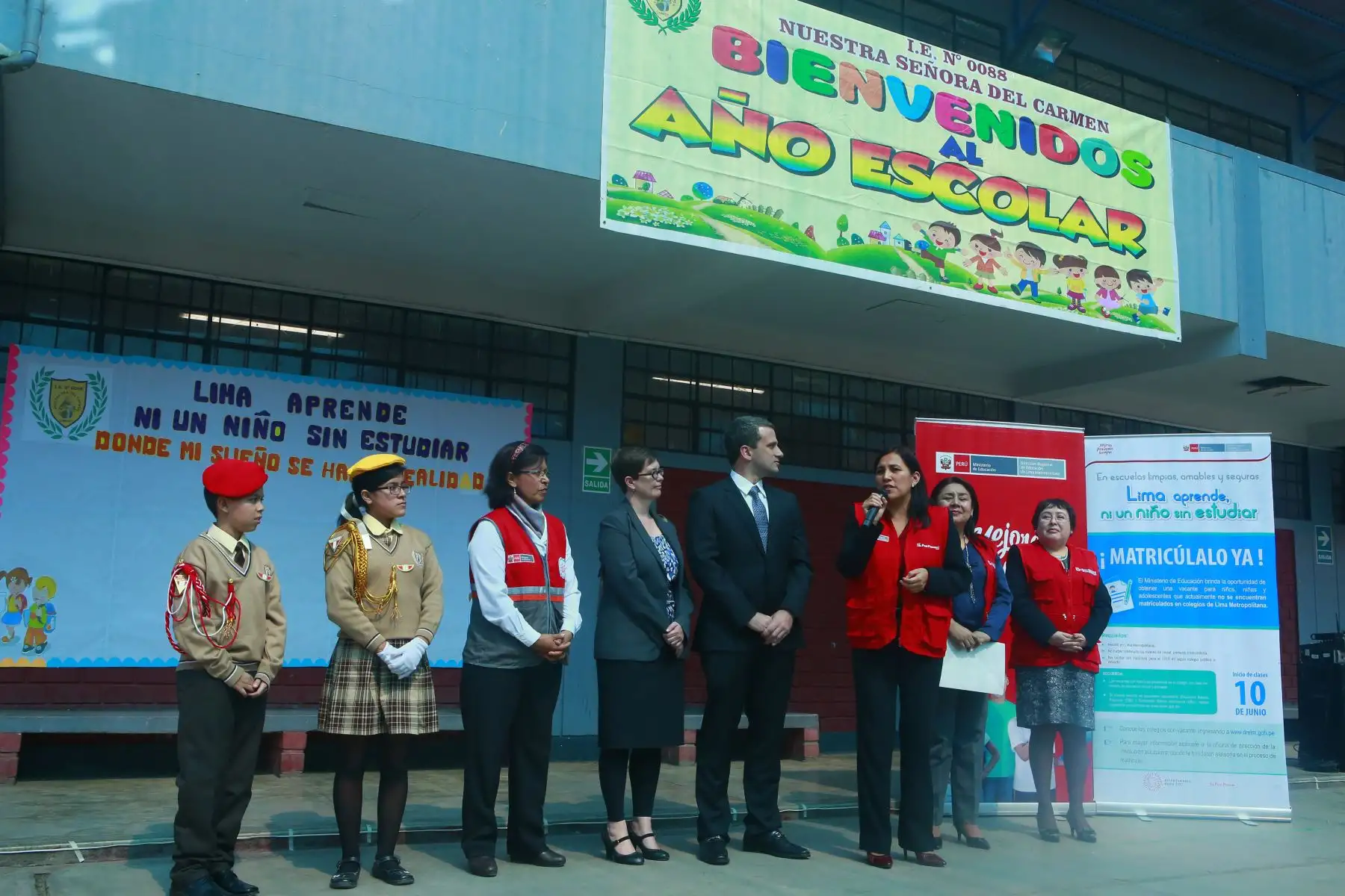 Ministra de Educación, Flor Pablo Medina da la bienvenida a los niños a niños, que no alcanzaron vacantes este año y gracias a la campaña “ Lima aprende” , ahora se integran.
Las vacantes también alcanzan para niños y niñas venezolanos.
Foto: ANDINA/Héctor Vinces