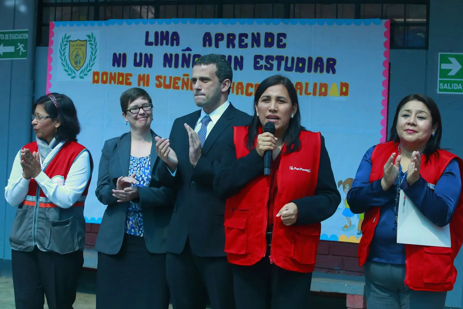 Ministra de Educación, Flor Pablo Medina da la bienvenida a los niños a niños, que no alcanzaron vacantes este año y gracias a la campaña “ Lima aprende” , ahora se integran.
Las vacantes también alcanzan para niños y niñas venezolanos.
Foto: ANDINA/Héctor Vinces