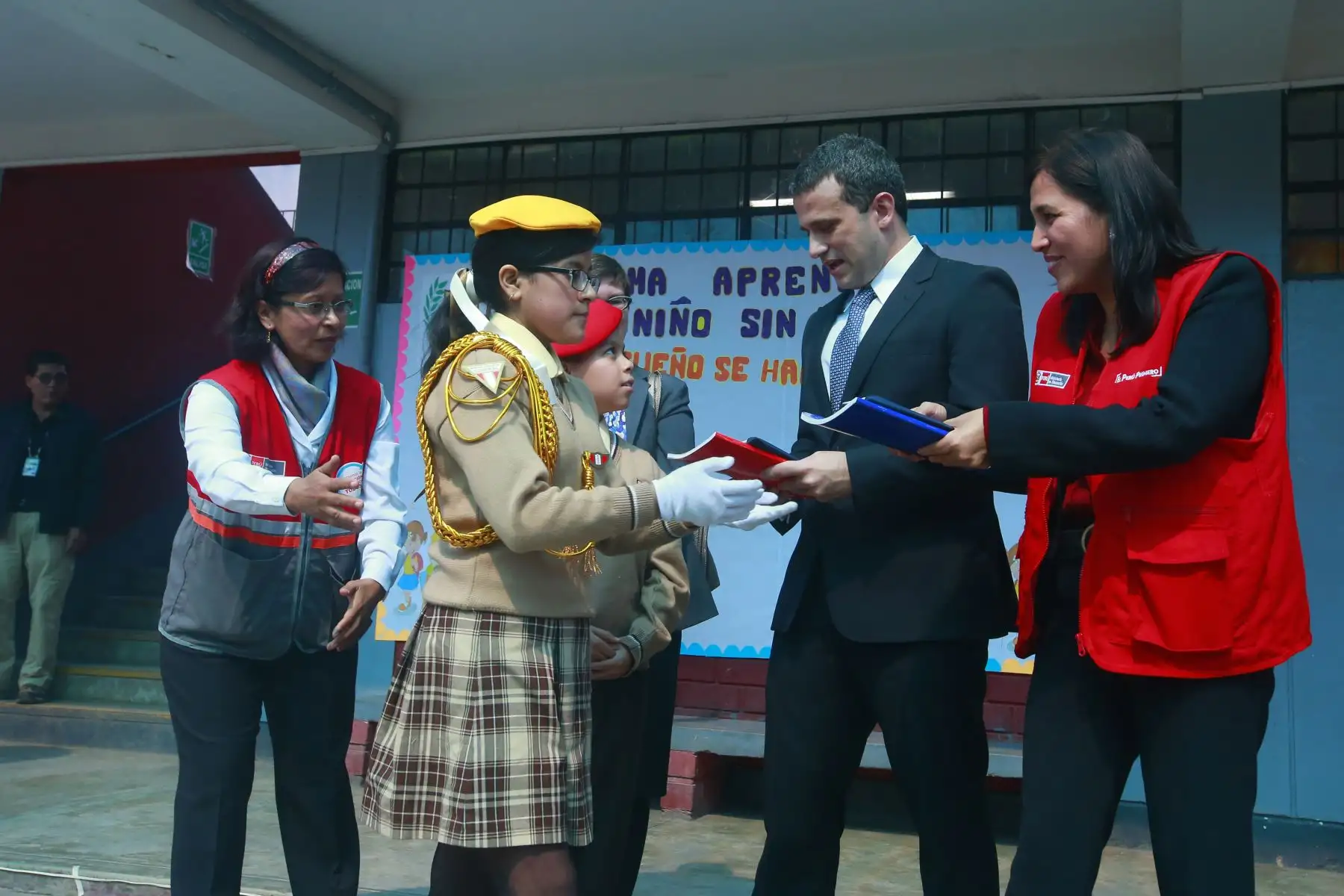 Ministra de Educación, Flor Pablo Medina da la bienvenida a los niños a niños, que no alcanzaron vacantes este año y gracias a la campaña “ Lima aprende” , ahora se integran.
Las vacantes también alcanzan para niños y niñas venezolanos.
Foto: ANDINA/Héctor Vinces