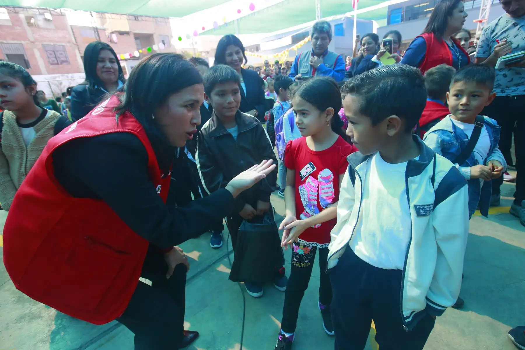 Ministra de Educación, Flor Pablo Medina da la bienvenida a los niños a niños, que no alcanzaron vacantes este año y gracias a la campaña “ Lima aprende” , ahora se integran.
Las vacantes también alcanzan para niños y niñas venezonalos.
Foto: ANDINA/Héctor Vinces