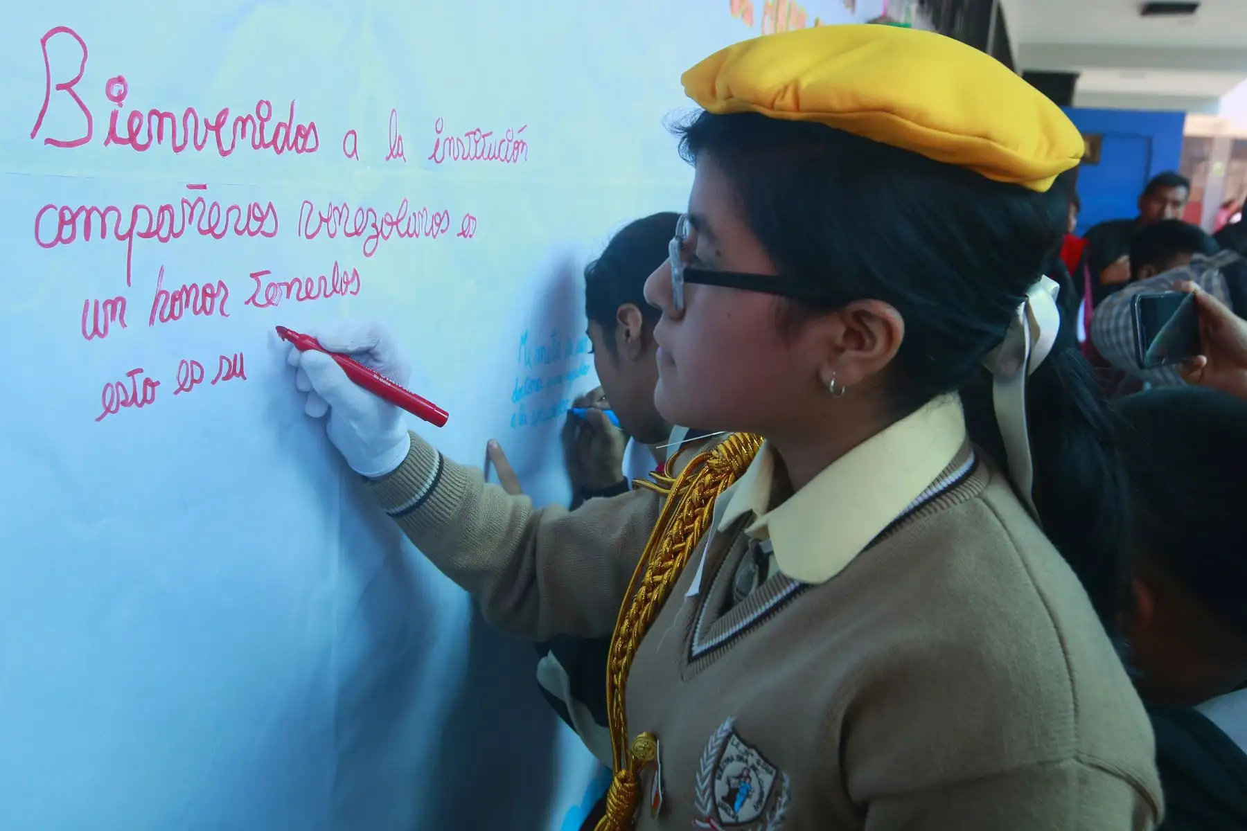 Ministra de Educación, Flor Pablo Medina da la bienvenida a los niños a niños, que no alcanzaron vacantes este año y gracias a la campaña “ Lima aprende” , ahora se integran.
Las vacantes también alcanzan para niños y niñas venezolanos.
Foto: ANDINA/Héctor Vinces