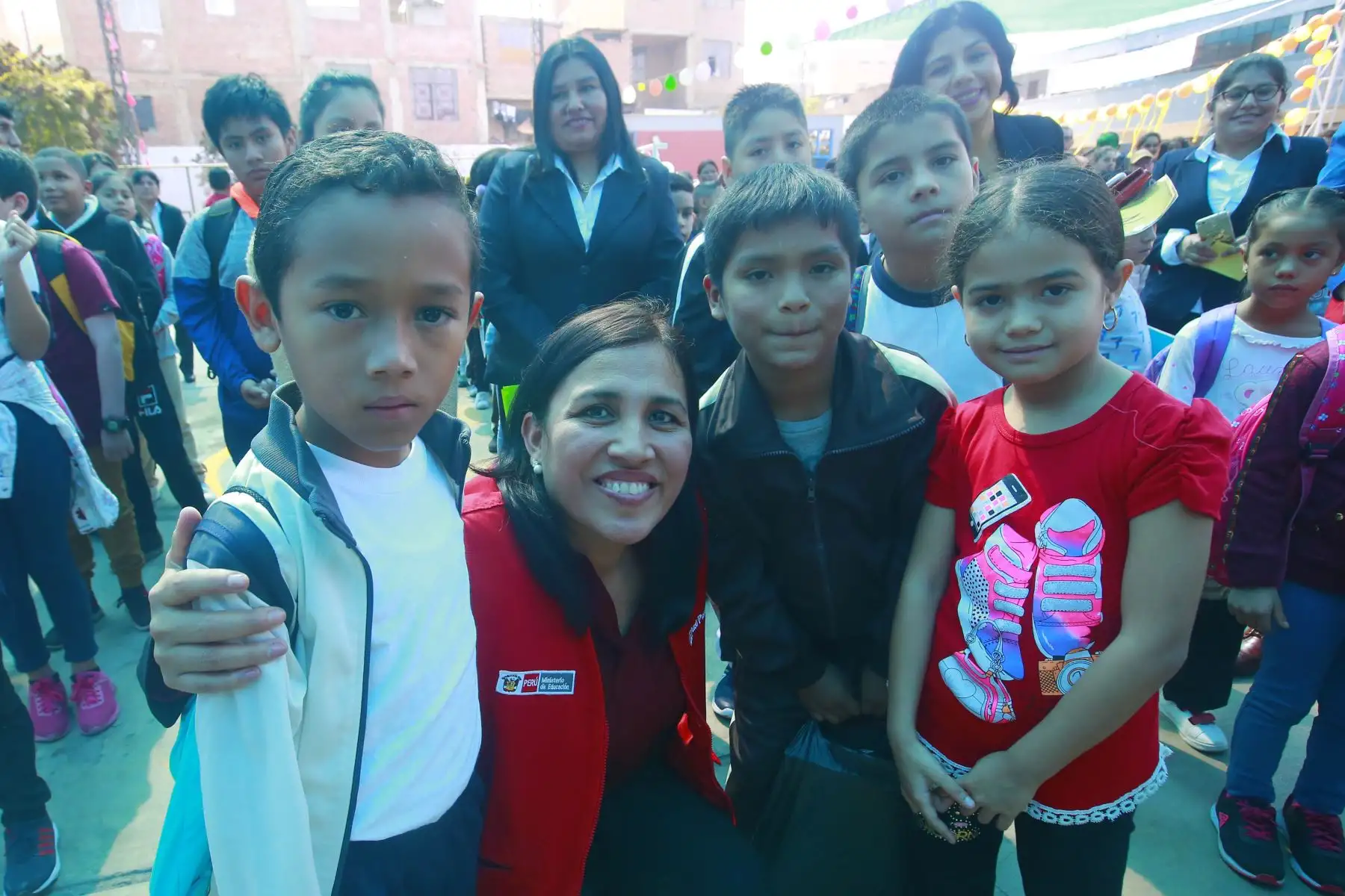 Ministra de Educación, Flor Pablo Medina da la bienvenida a los niños a niños, que no alcanzaron vacantes este año y gracias a la campaña “ Lima aprende” , ahora se integran.
Las vacantes también alcanzan para niños y niñas venezolanos.
Foto: ANDINA/Héctor Vinces