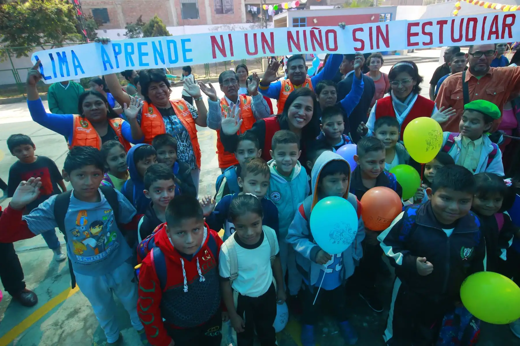 Ministra de Educación, Flor Pablo Medina da la bienvenida a los niños a niños, que no alcanzaron vacantes este año y gracias a la campaña “ Lima aprende” , ahora se integran.
Las vacantes también alcanzan para niños y niñas venezolanos.
Foto: ANDINA/Héctor Vinces