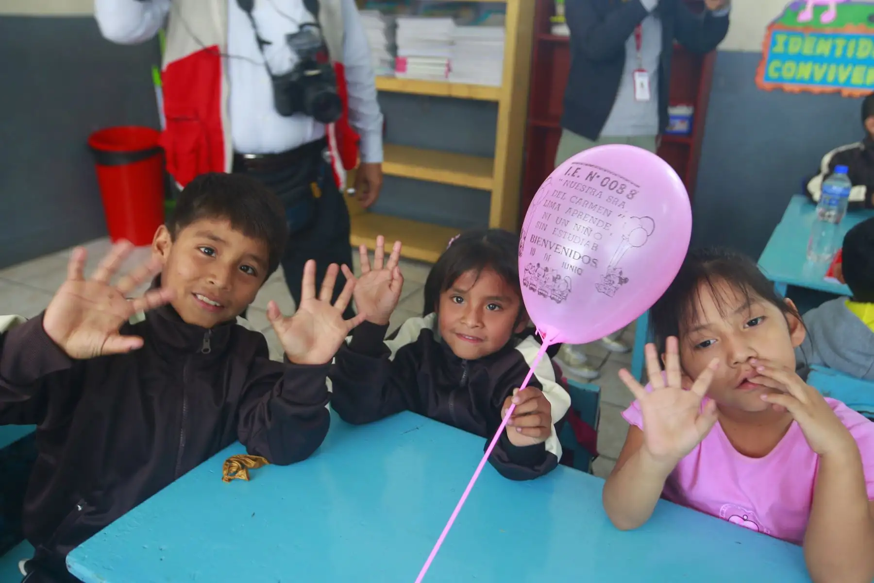 Ministra de Educación, Flor Pablo Medina da la bienvenida a los niños a niños, que no alcanzaron vacantes este año y gracias a la campaña “ Lima aprende” , ahora se integran.
Las vacantes también alcanzan para niños y niñas venezolanos.
Foto: ANDINA/Héctor Vinces